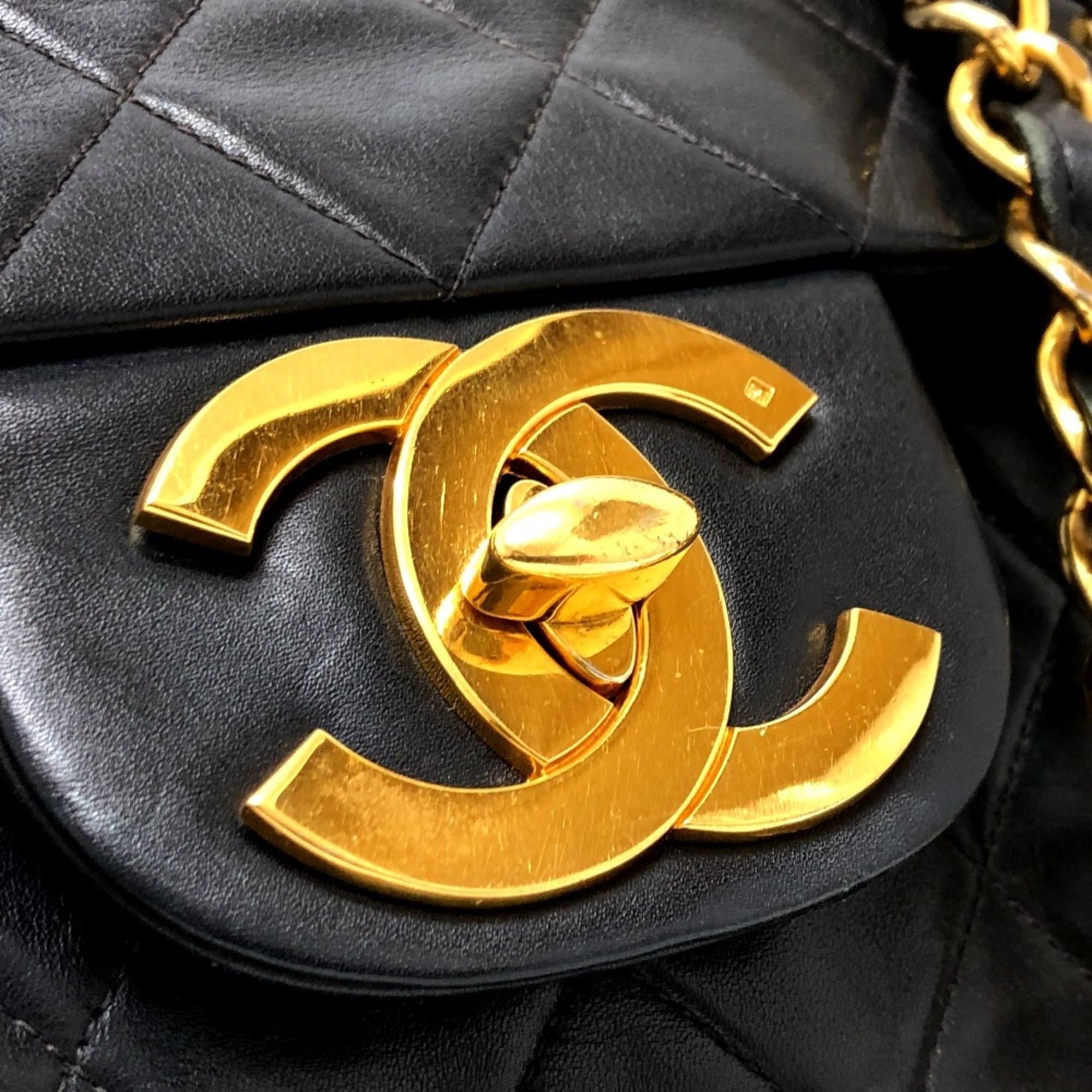 Chanel Matelasse Black Leather Shoulder Bag (Pre-Owned)