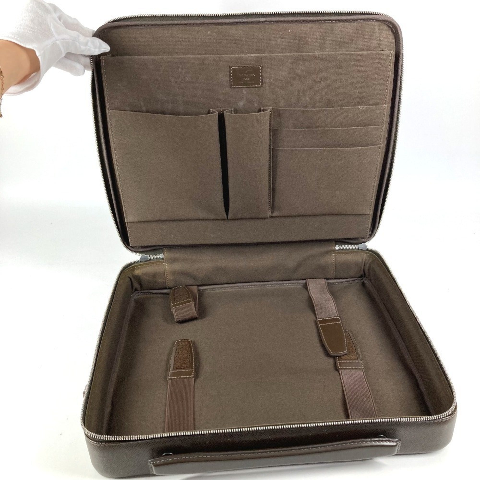 Louis Vuitton Brown Grizzly Taiga Leather Leather Handbag Tote Bag (Pre-Owned)