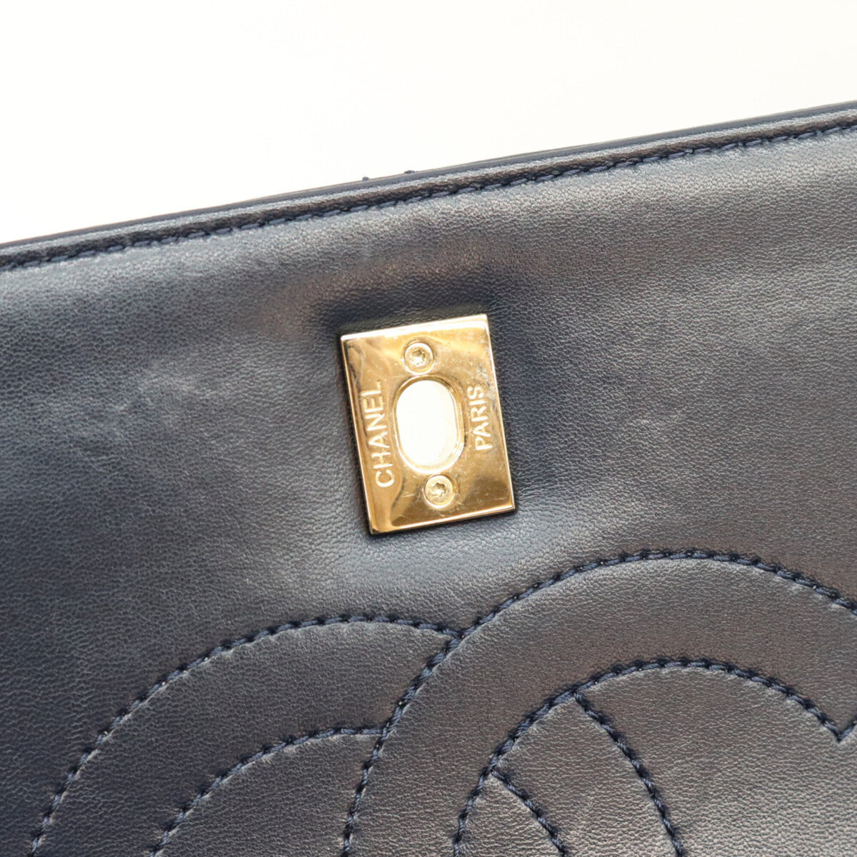 Chanel Black Leather Shoulder Bag (Pre-Owned)