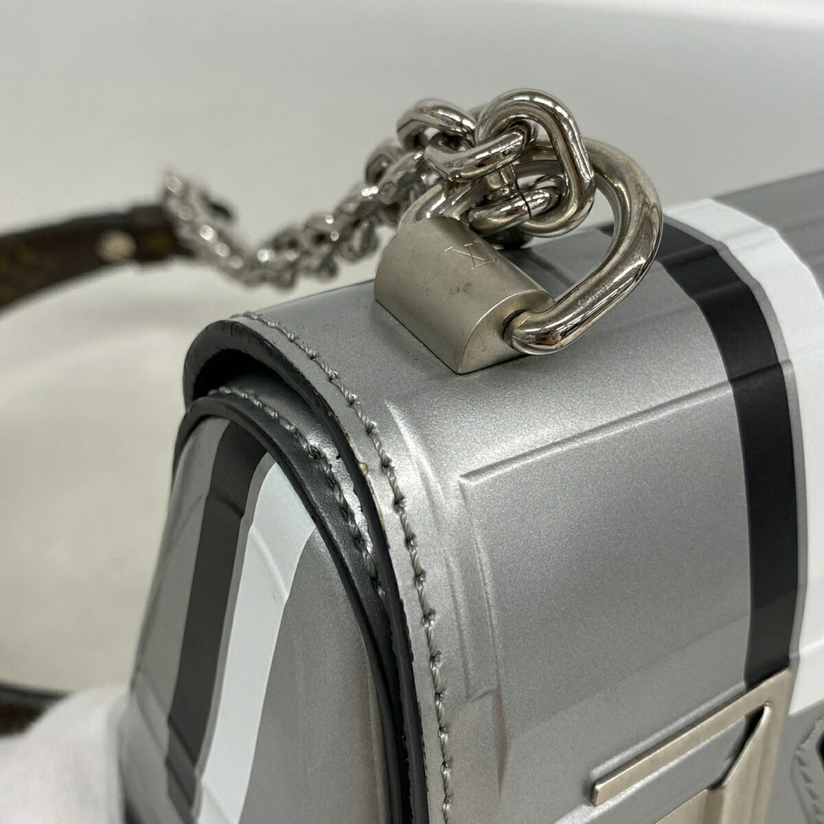 Louis Vuitton Silver Shoulder Bag (Pre-Owned)