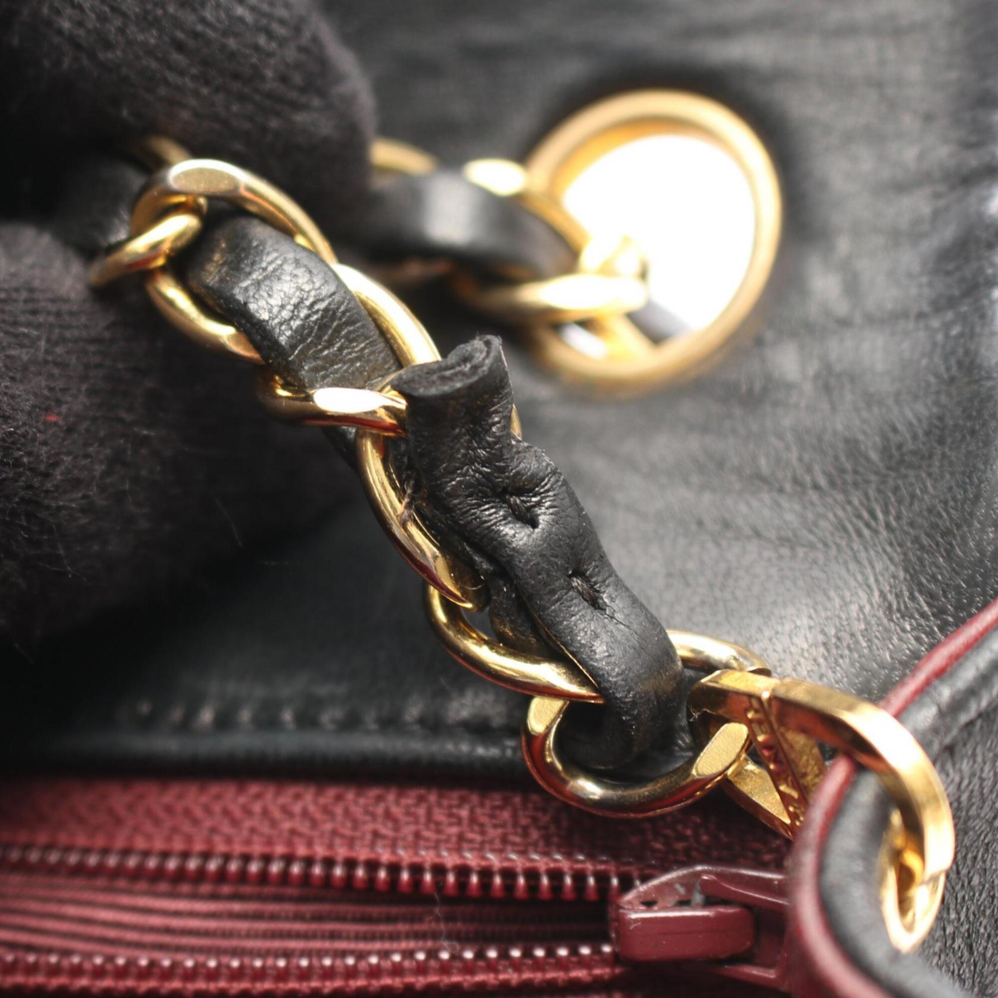 Chanel Black Leather Handbag Shoulder Bag (Pre-Owned)