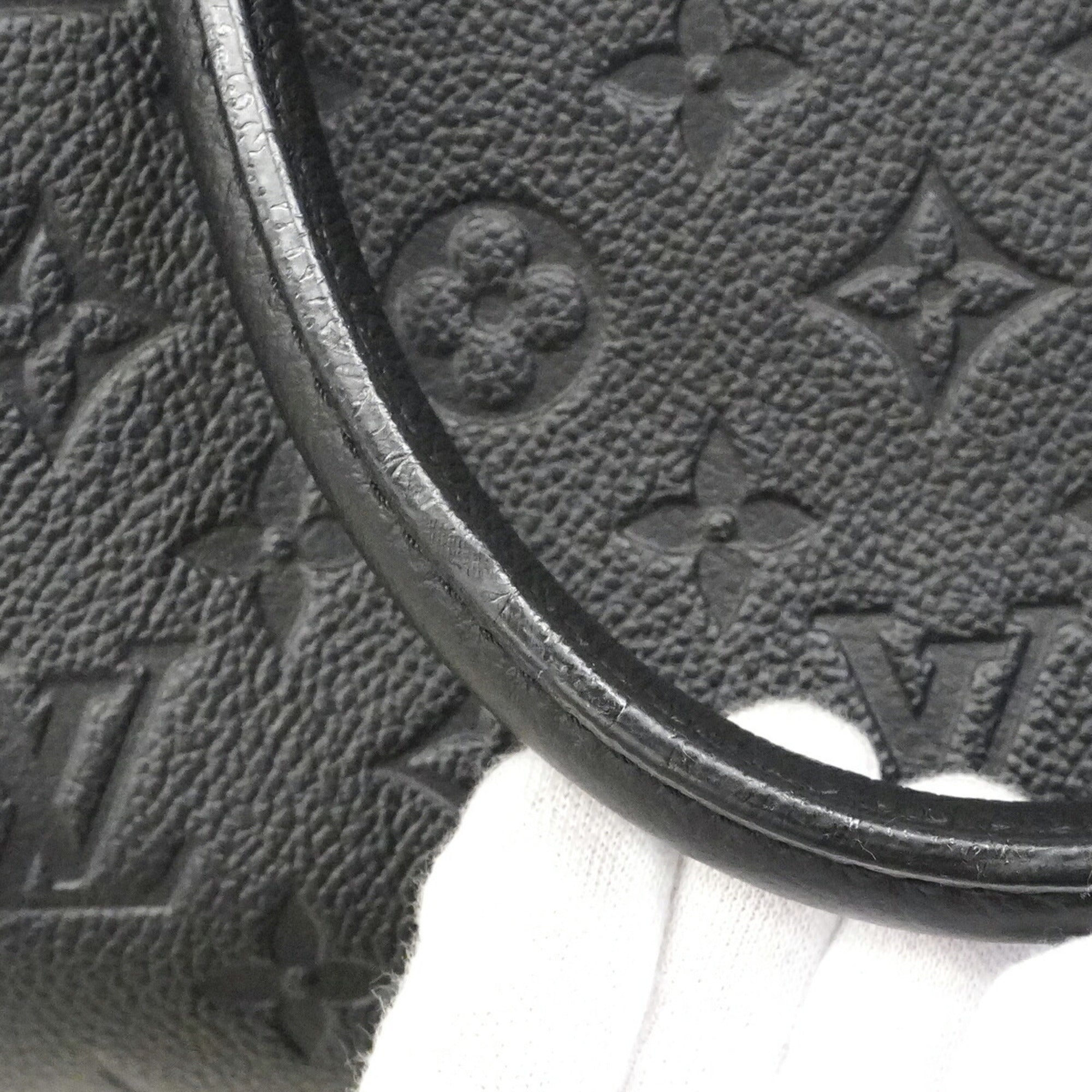 Louis Vuitton Noir Handbag (Pre-Owned)
