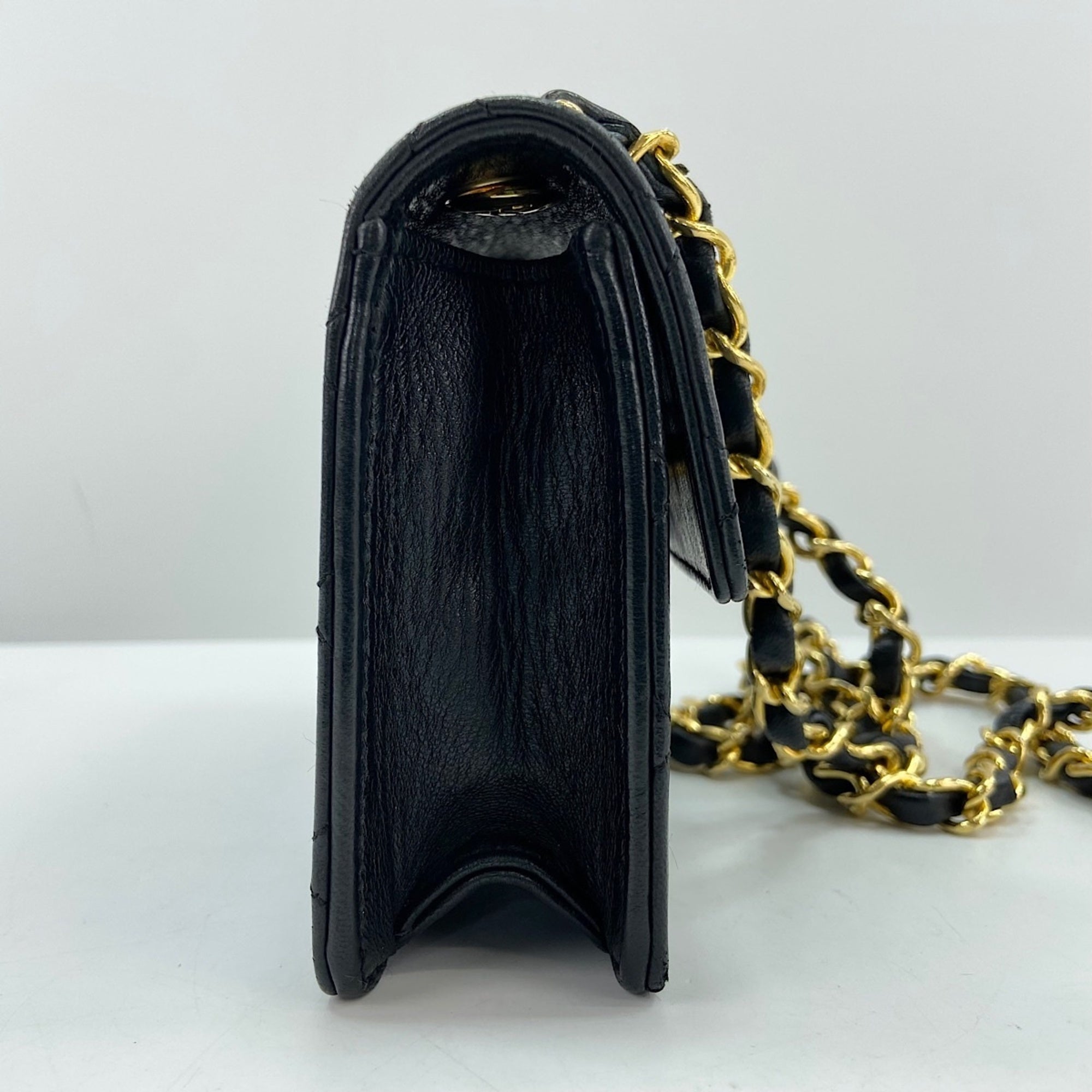 Chanel Black Leather Shoulder Bag (Pre-Owned)