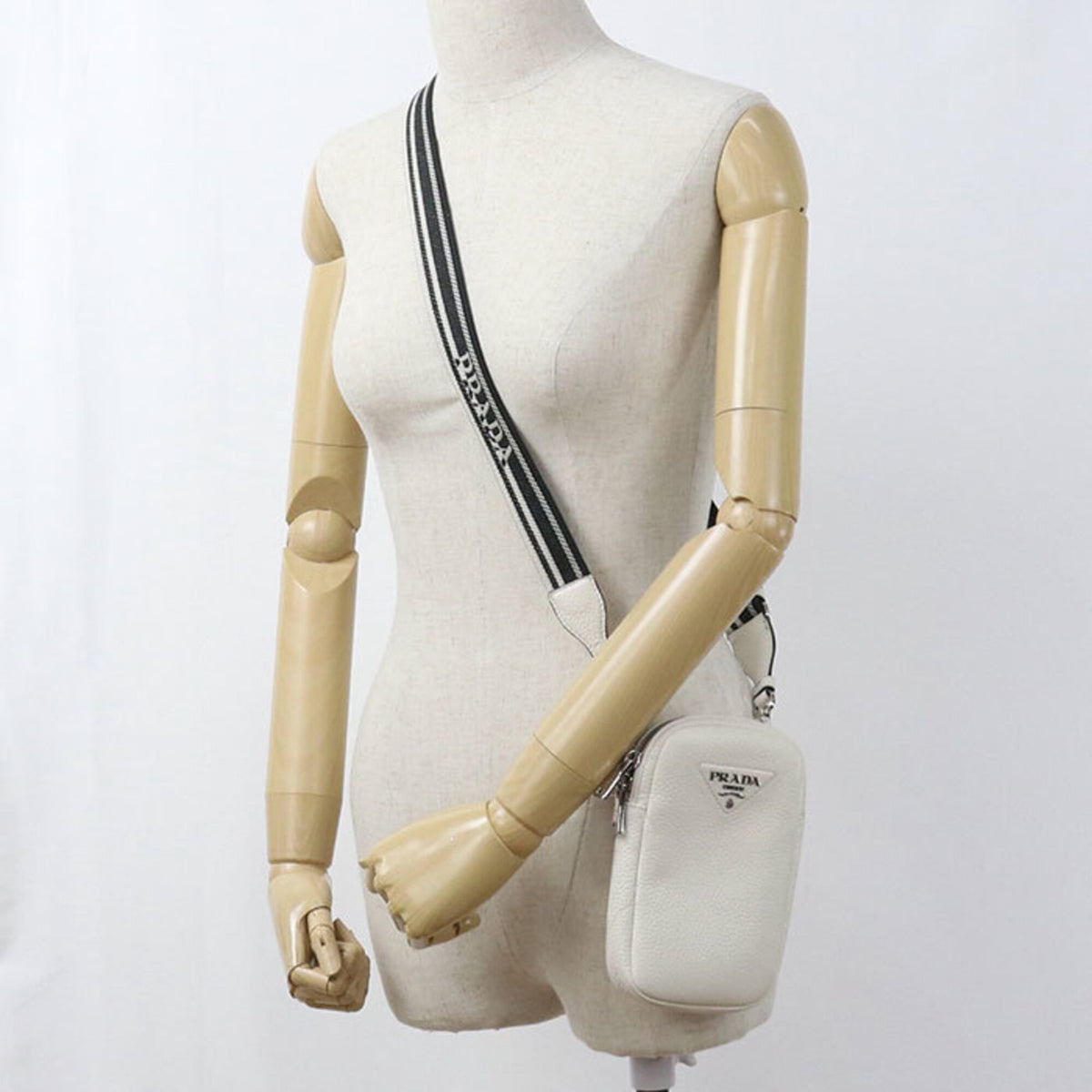 Prada White Leather Shoulder Bag (Pre-Owned)