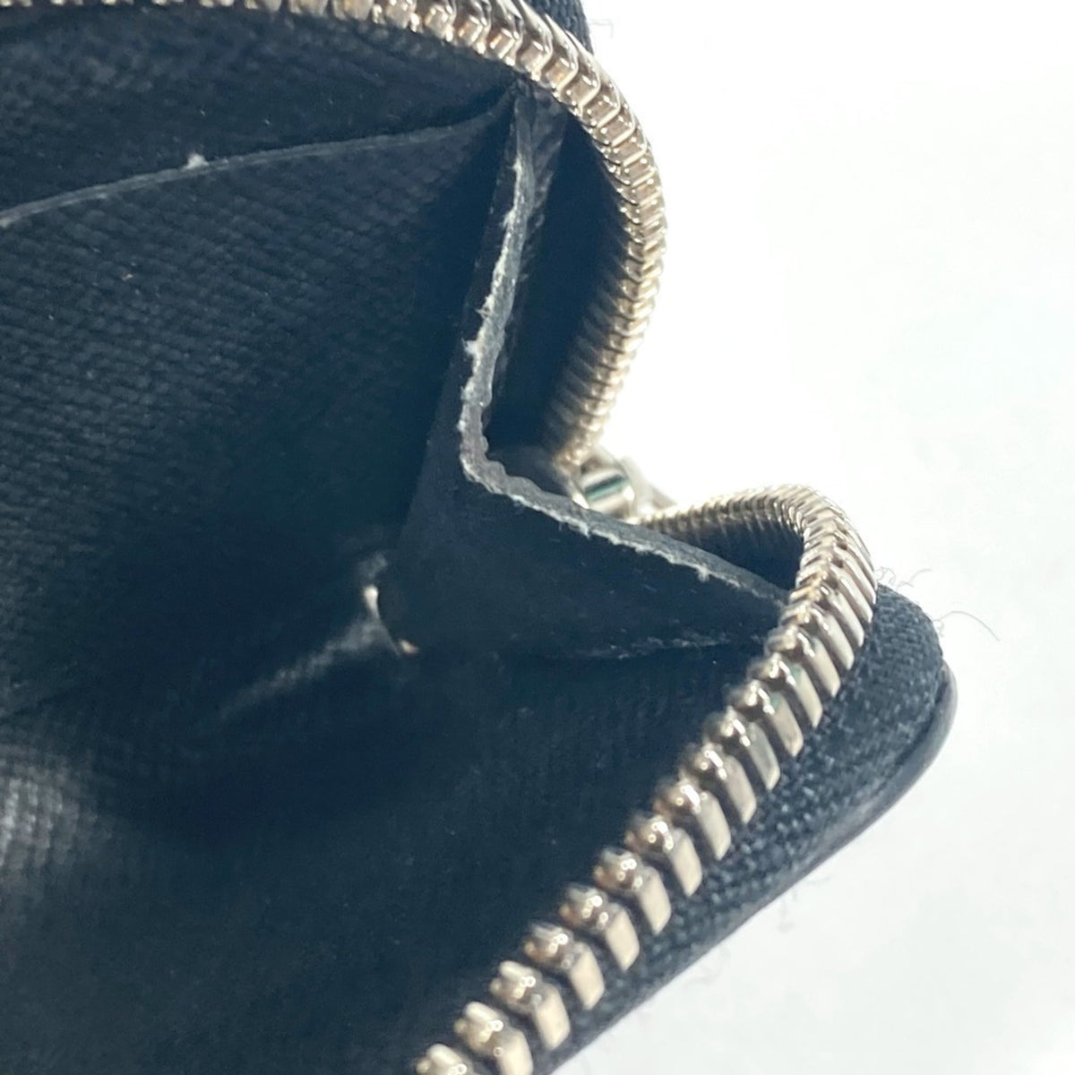 Louis Vuitton Black Taiga Leather Coin Purse/Coin Case (Pre-Owned)