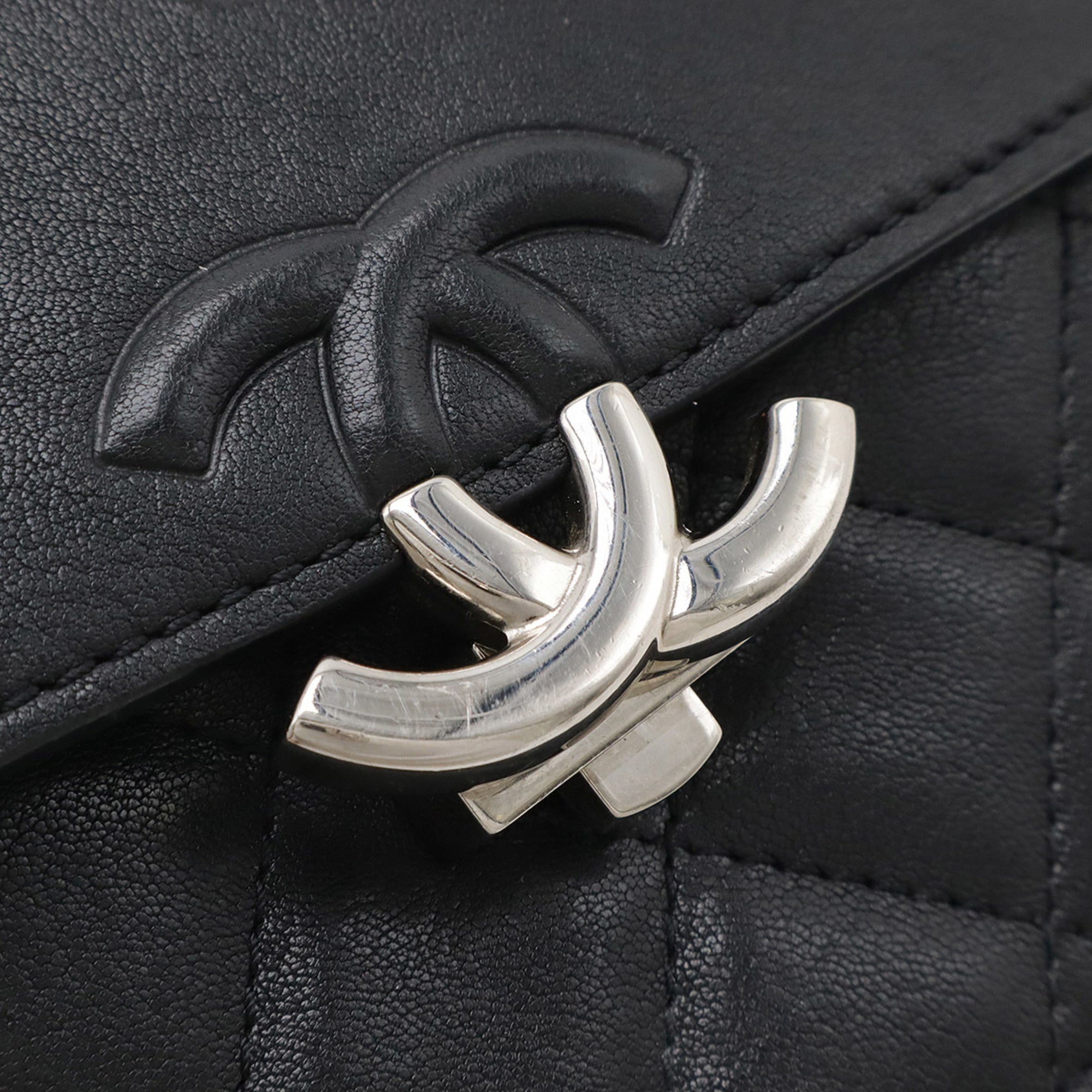 Chanel Black Leather Shoulder Bag (Pre-Owned)