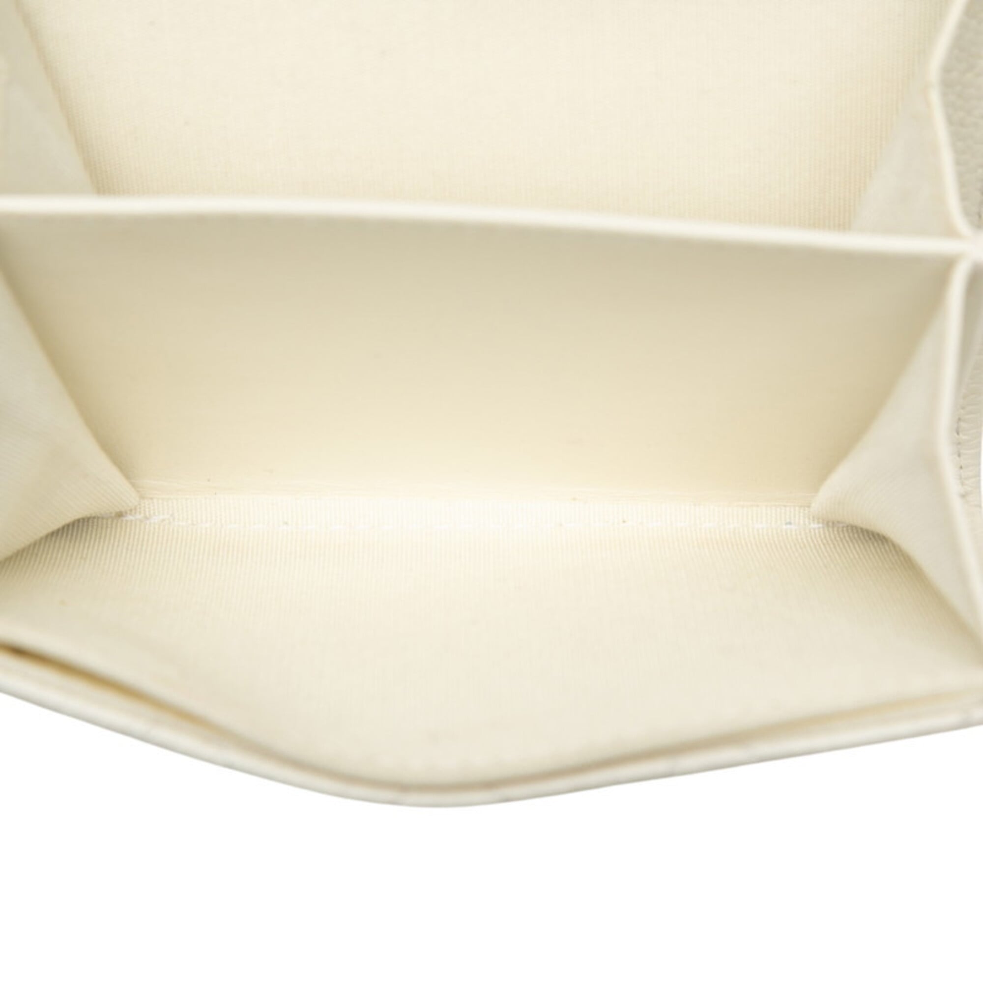 Chanel White Grained Calfskin Shoulder Bag (Pre-Owned)