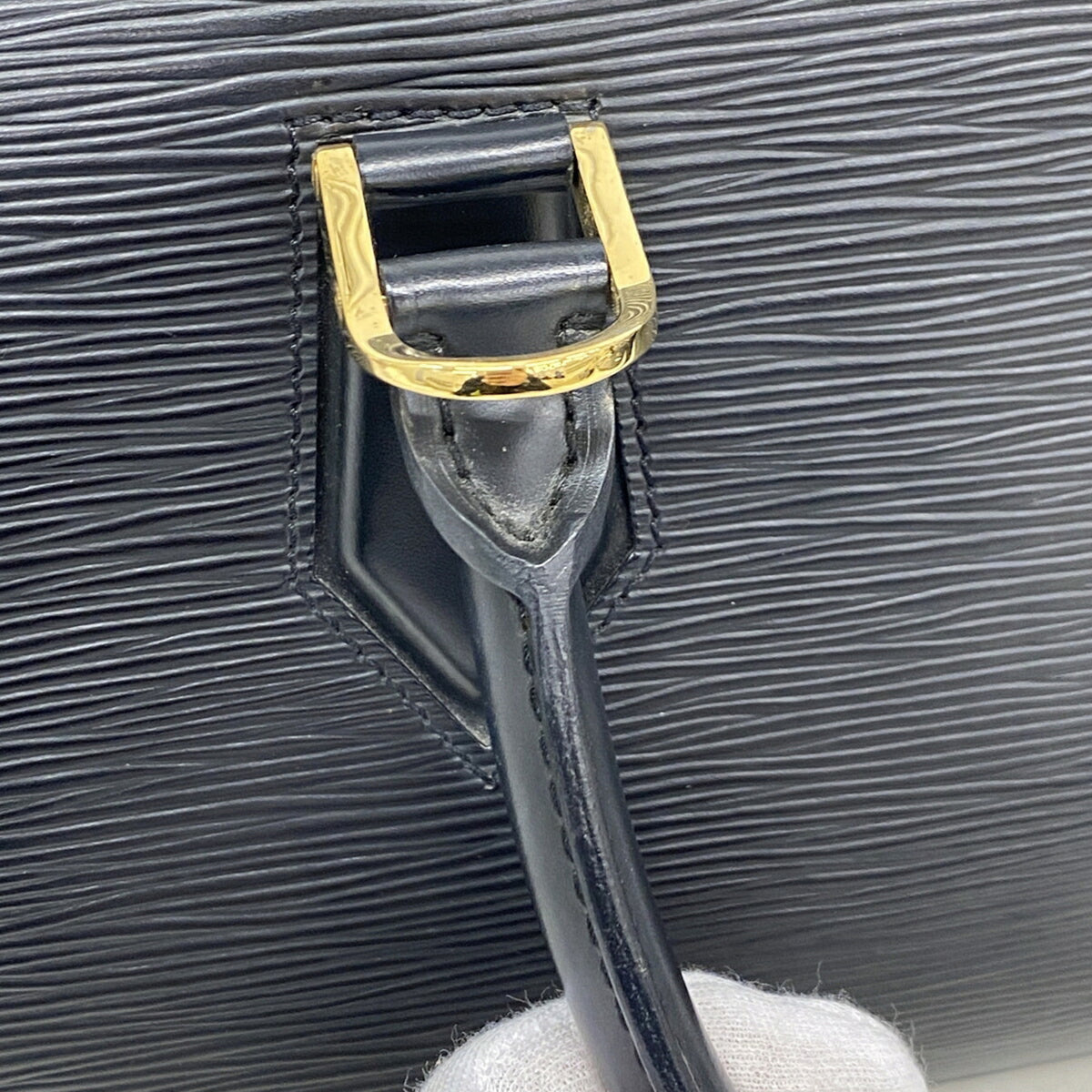 Louis Vuitton Noir Handbag (Pre-Owned)