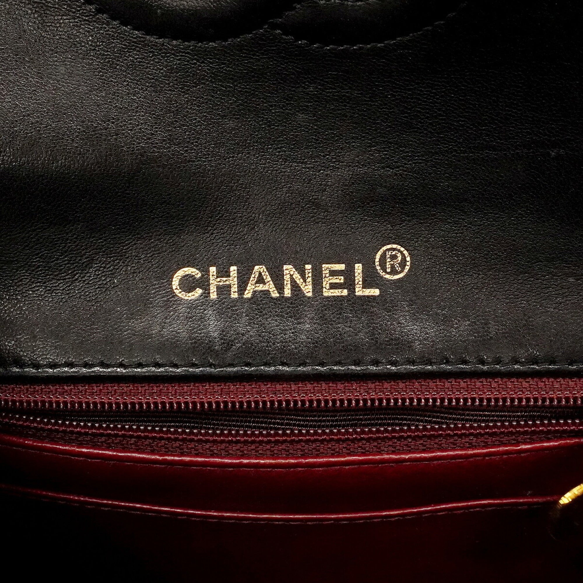 Chanel Black Leather Shoulder Bag (Pre-Owned)