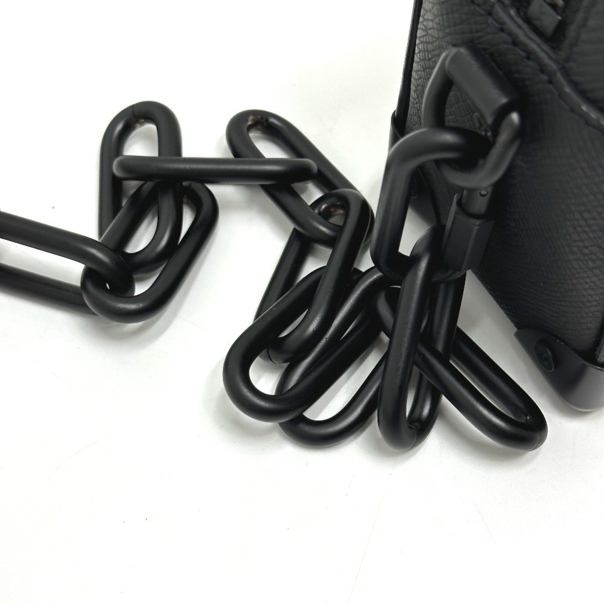 Louis Vuitton Taiga Black Taiga Leather Shoulder Bag (Pre-Owned)