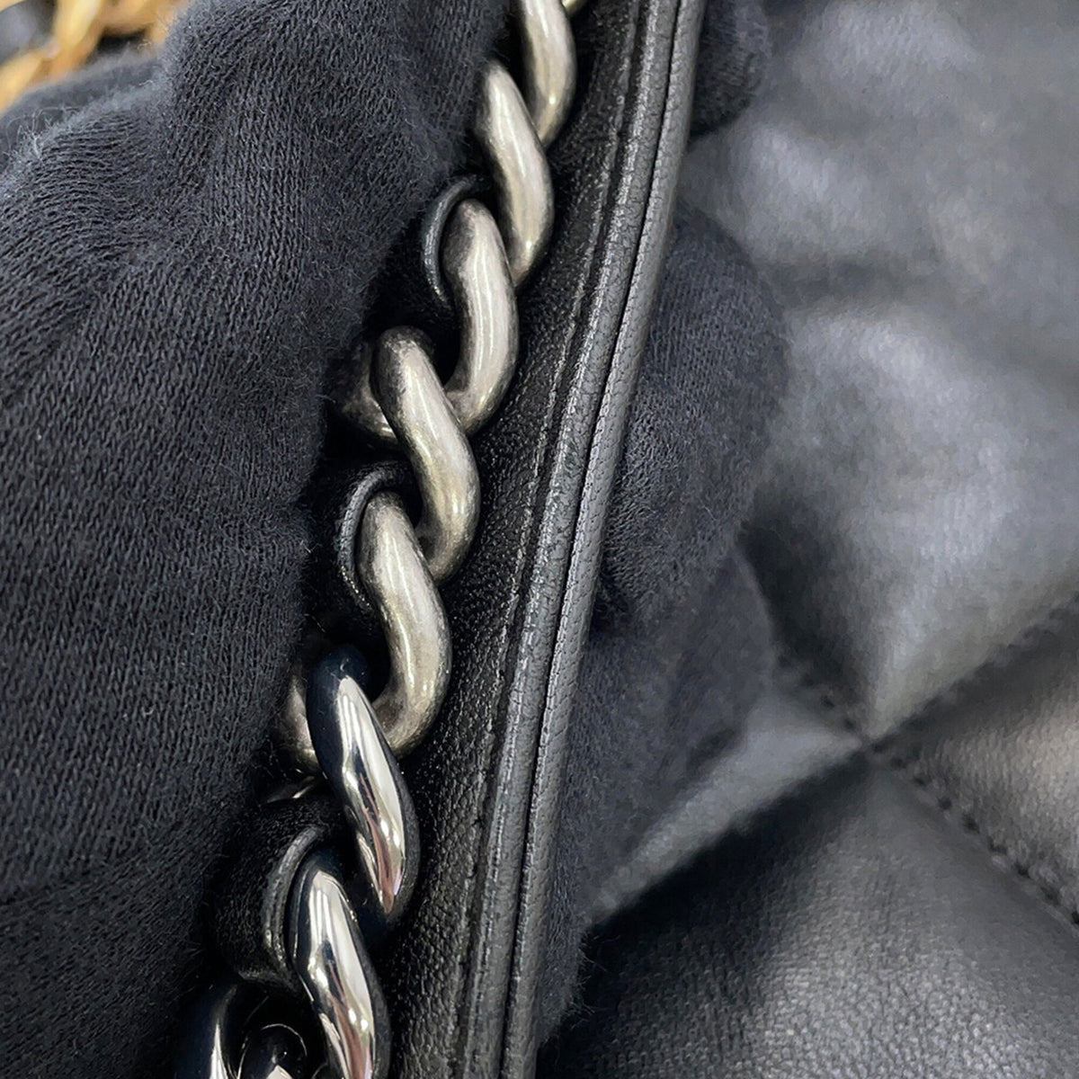 Chanel Black Leather Handbag Shoulder Bag (Pre-Owned)
