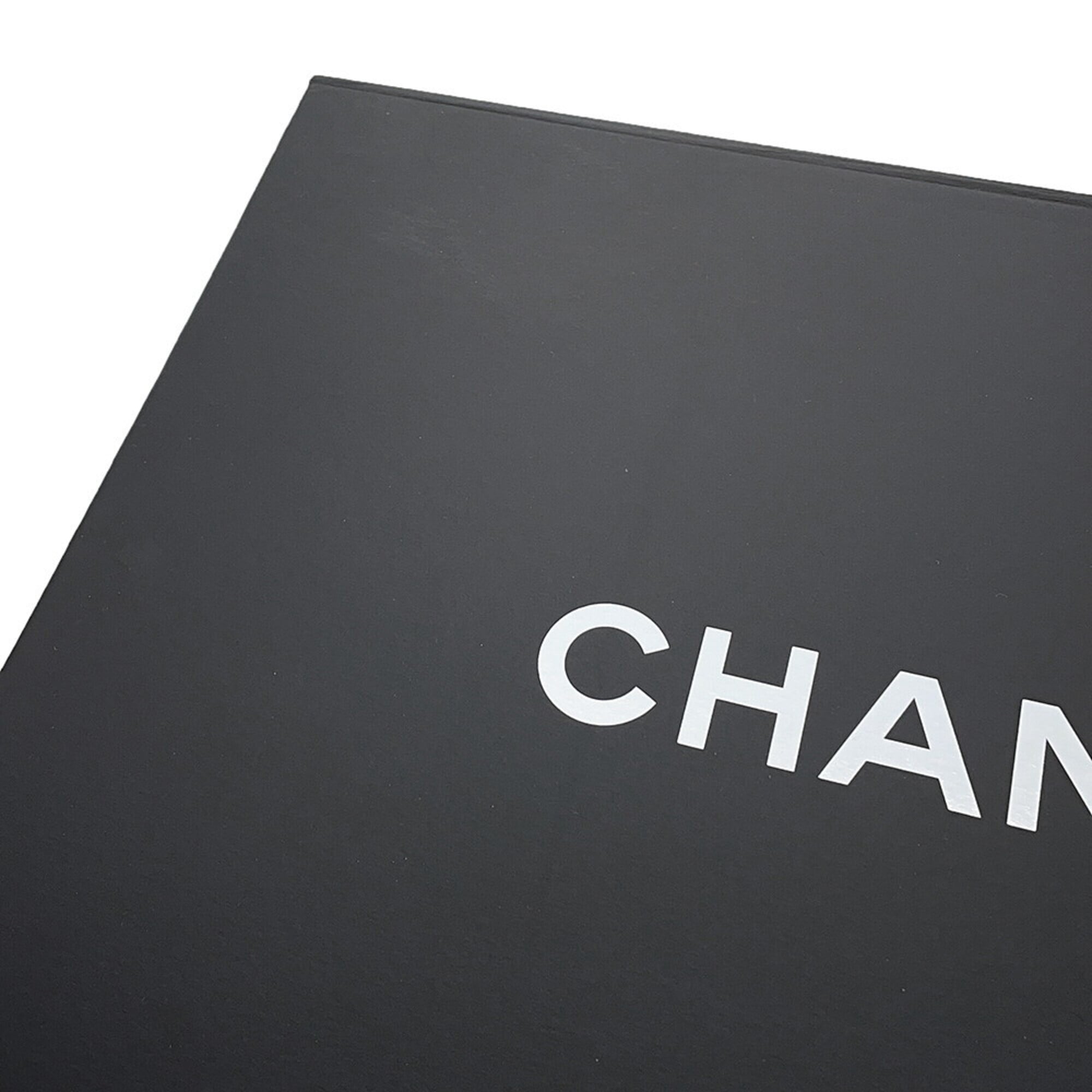 Chanel Black Leather Shoulder Bag (Pre-Owned)