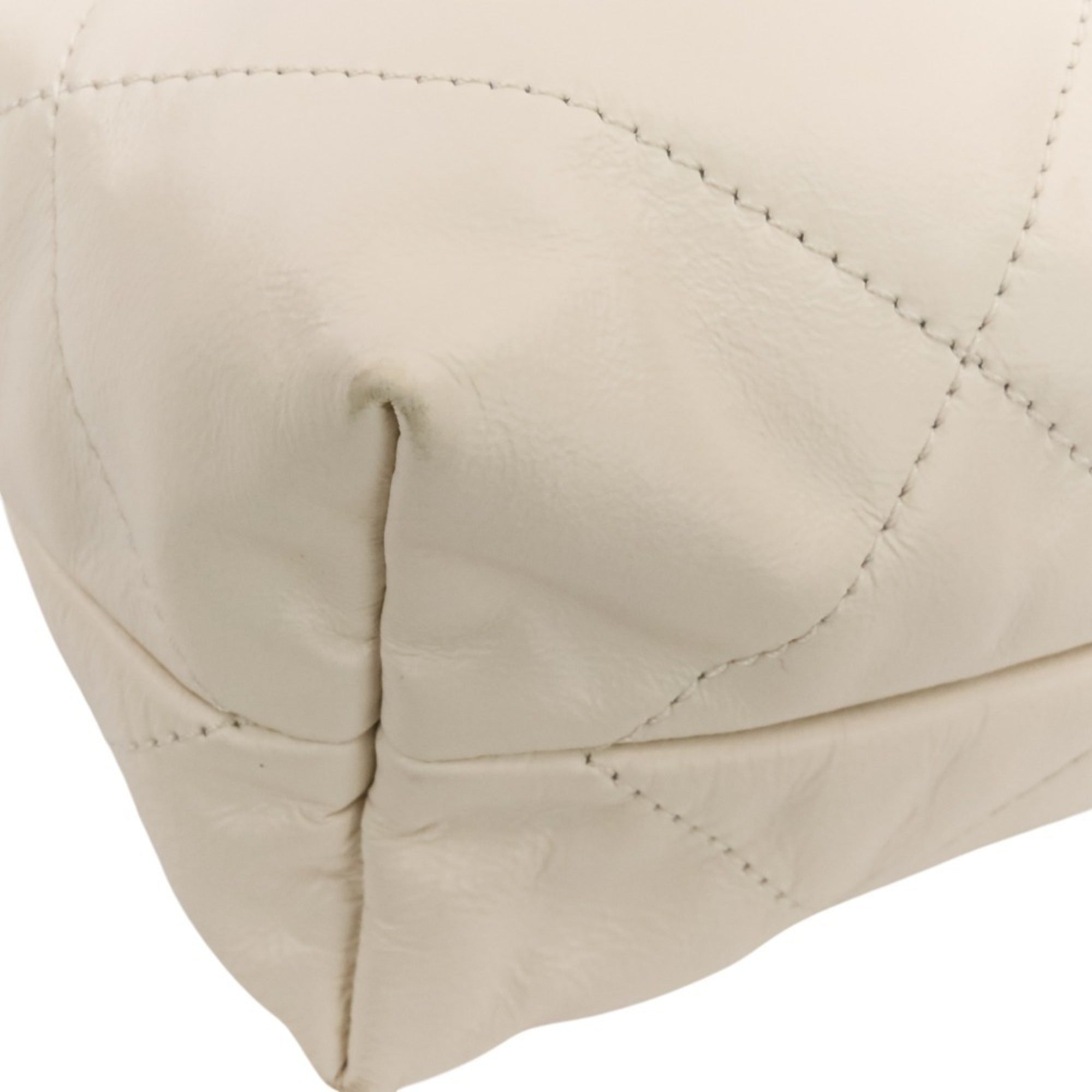 Chanel White Leather Shoulder Bag (Pre-Owned)
