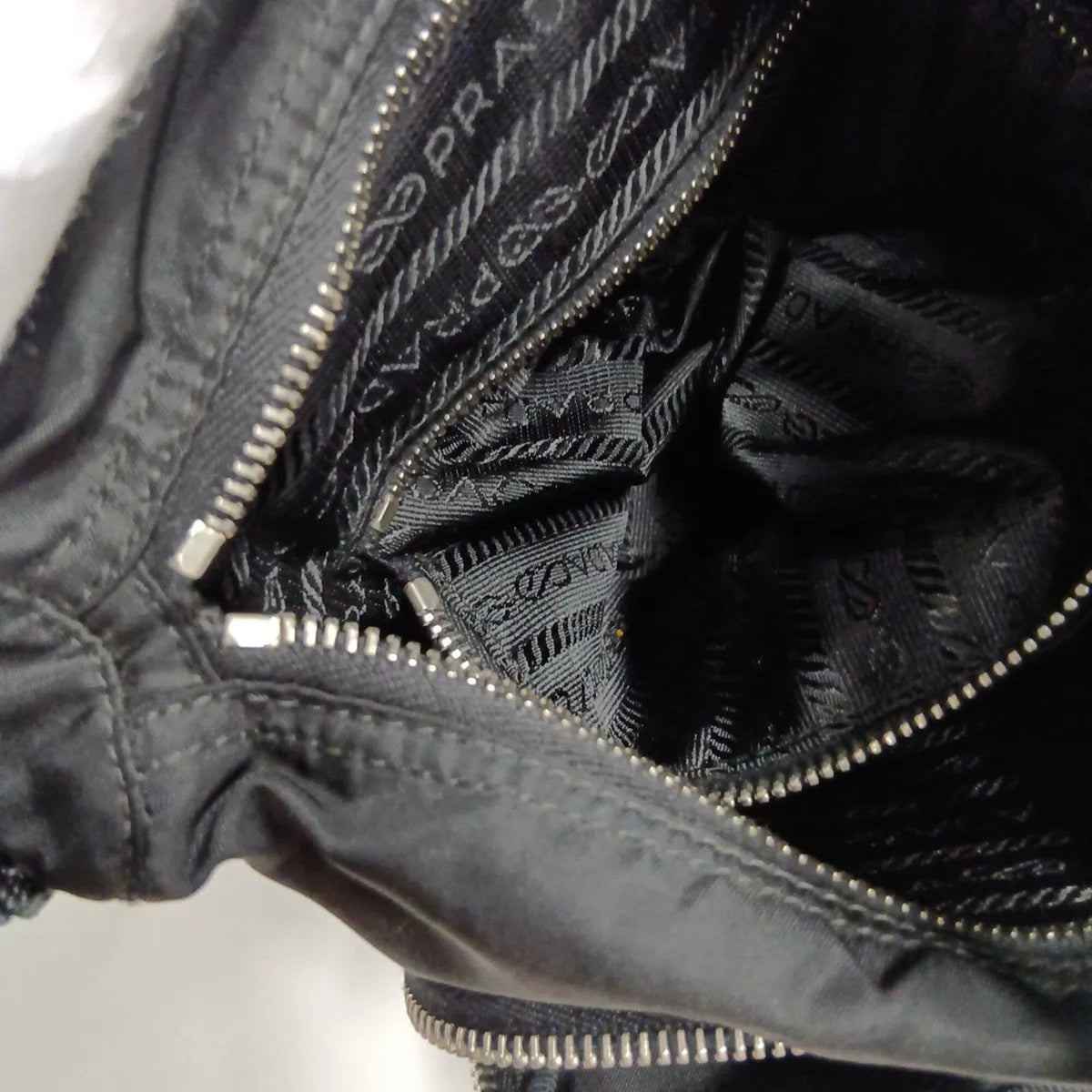 Prada Black Leather Nylon Messenger Bag Shoulder Bag (Pre-Owned)