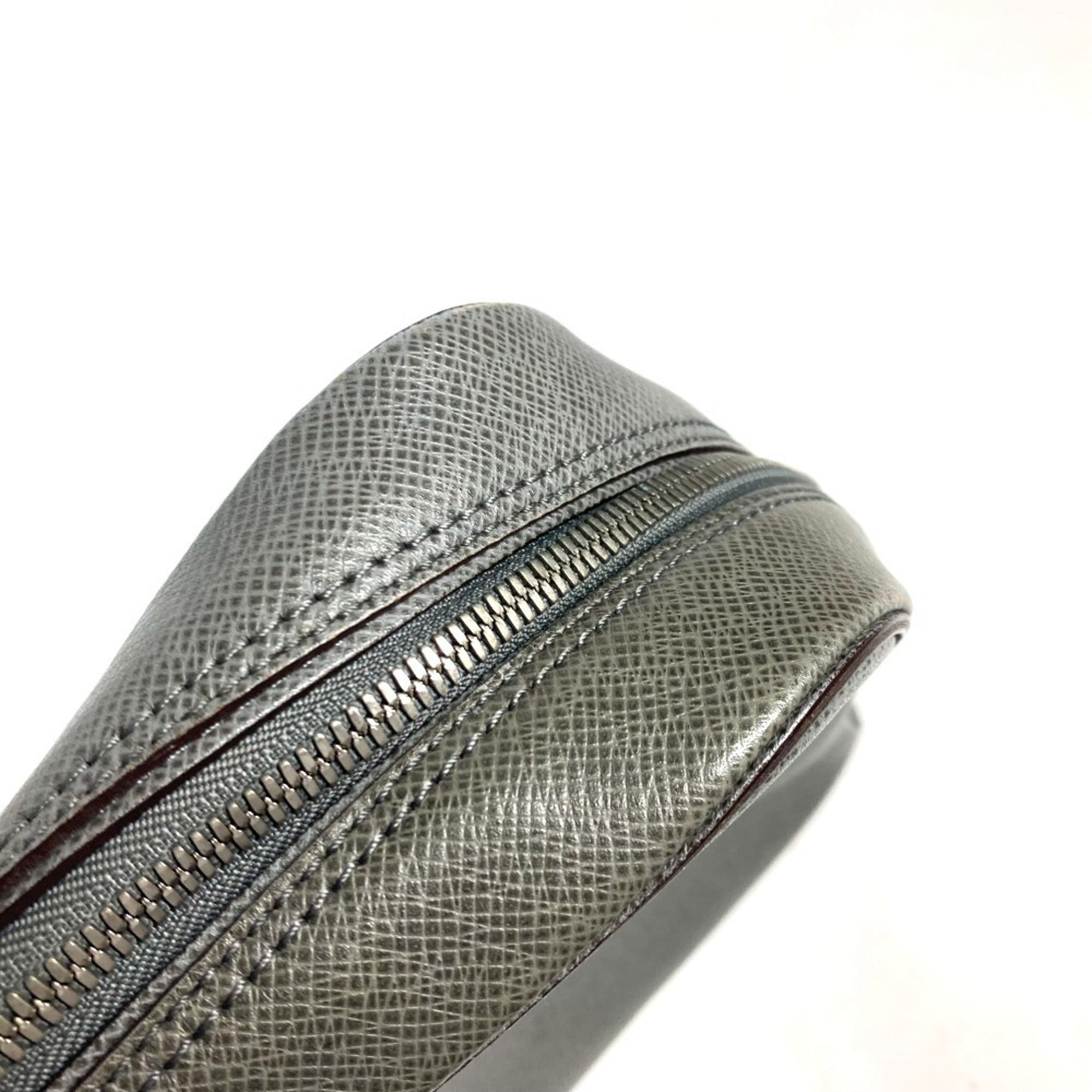 Louis Vuitton Glacier Gray Taiga Leather Handbag Tote Bag (Pre-Owned)