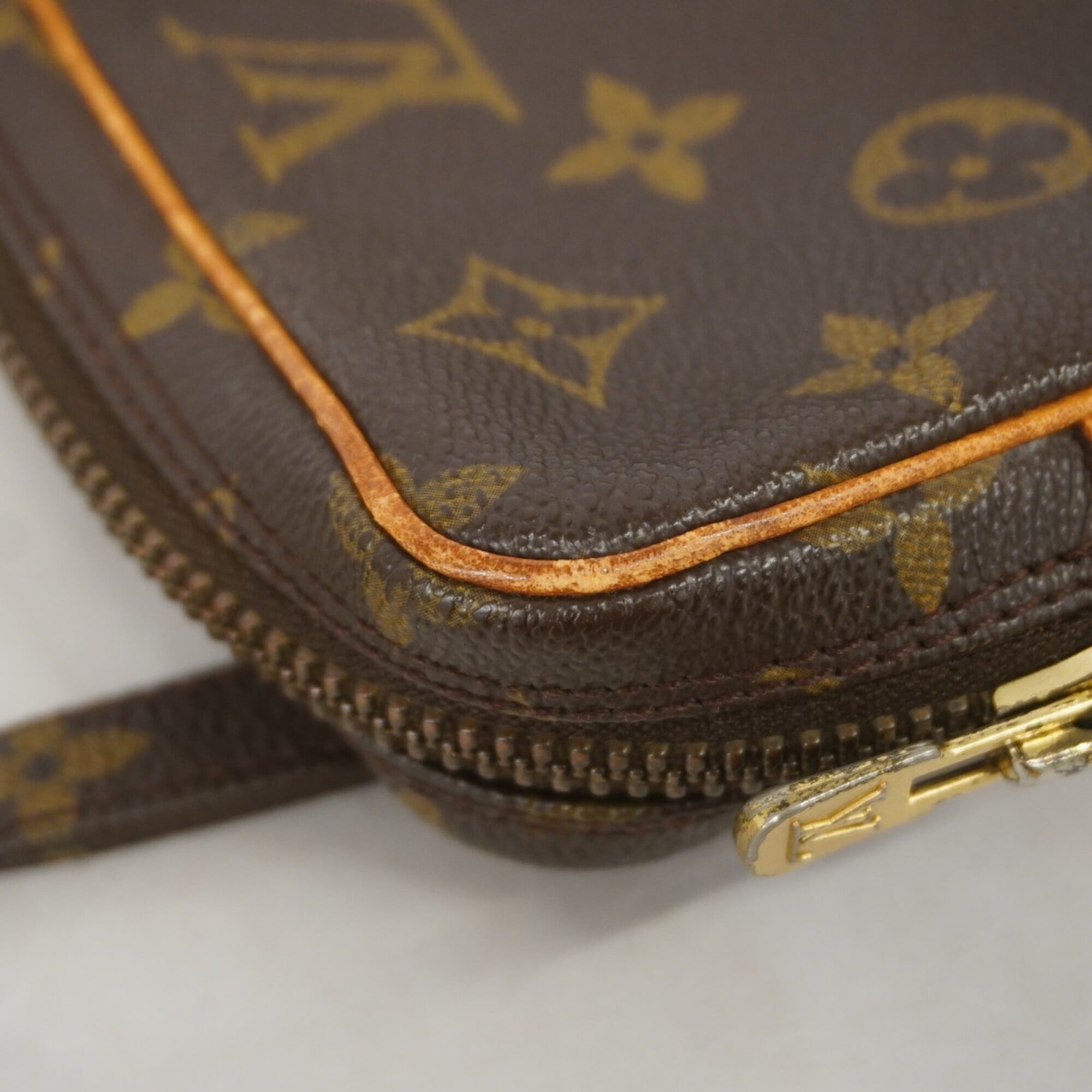 Louis Vuitton Brown Shoulder Bag (Pre-Owned)
