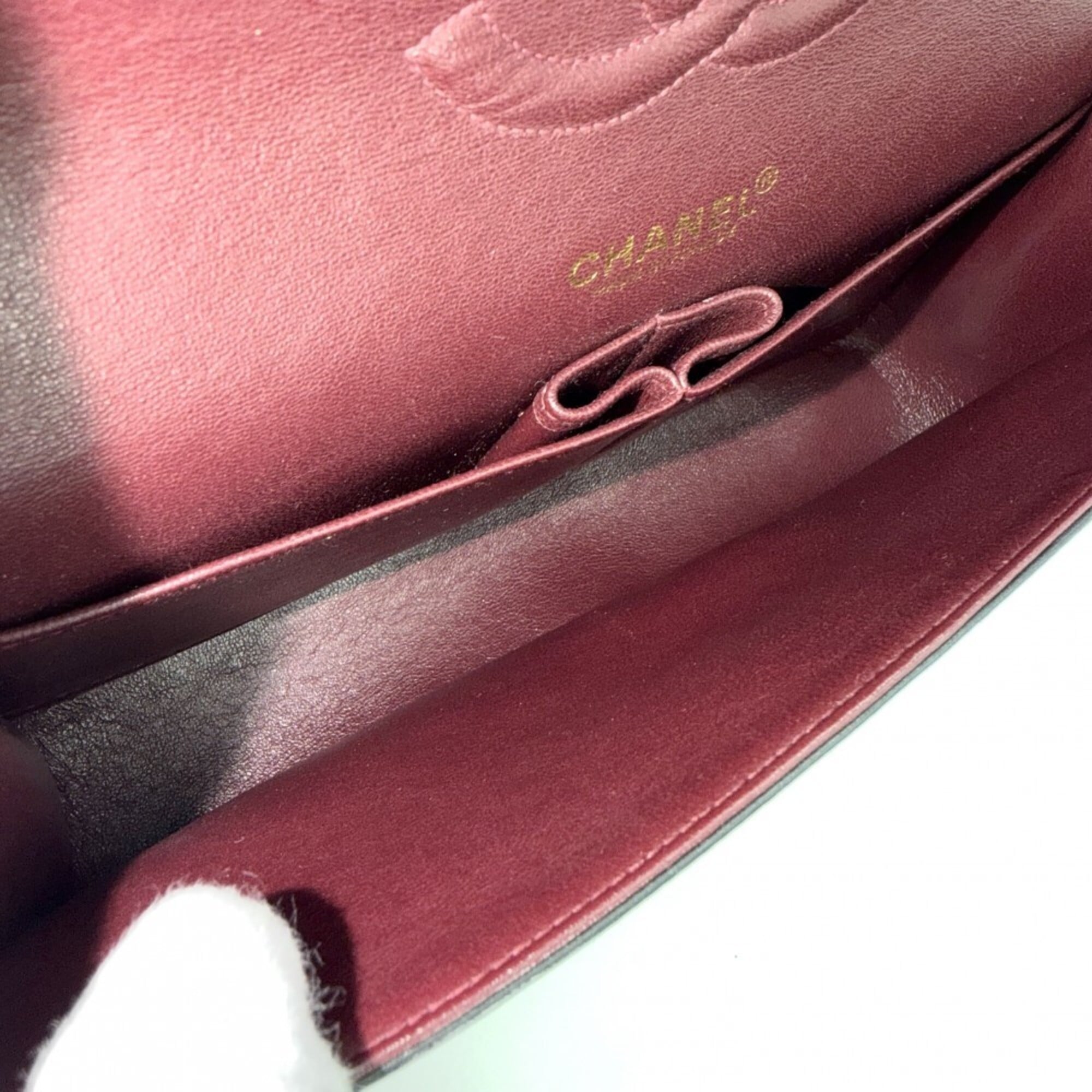 Chanel Black Leather Shoulder Bag (Pre-Owned)