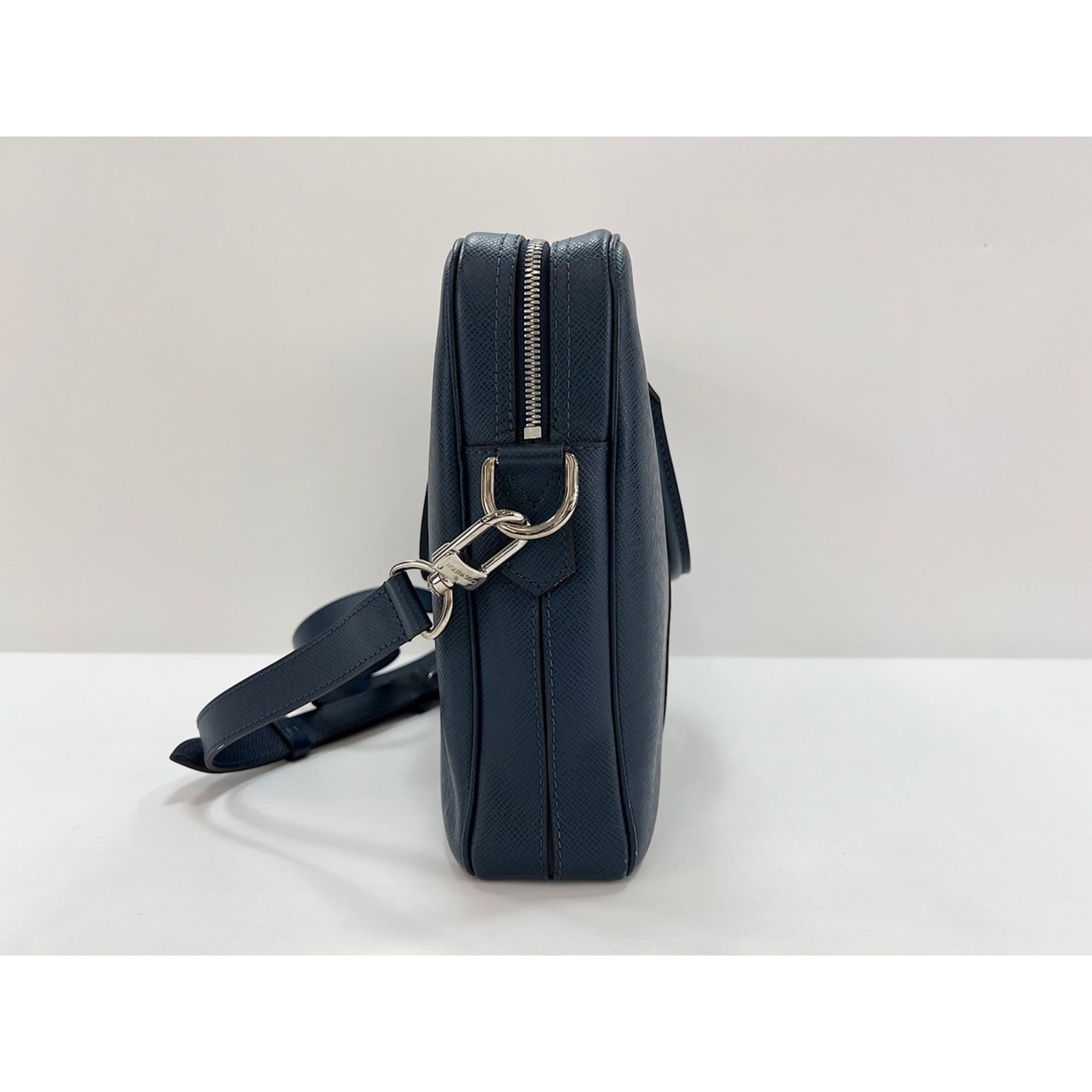 Louis Vuitton Taiga Blue Taiga Leather Handbag (Pre-Owned)