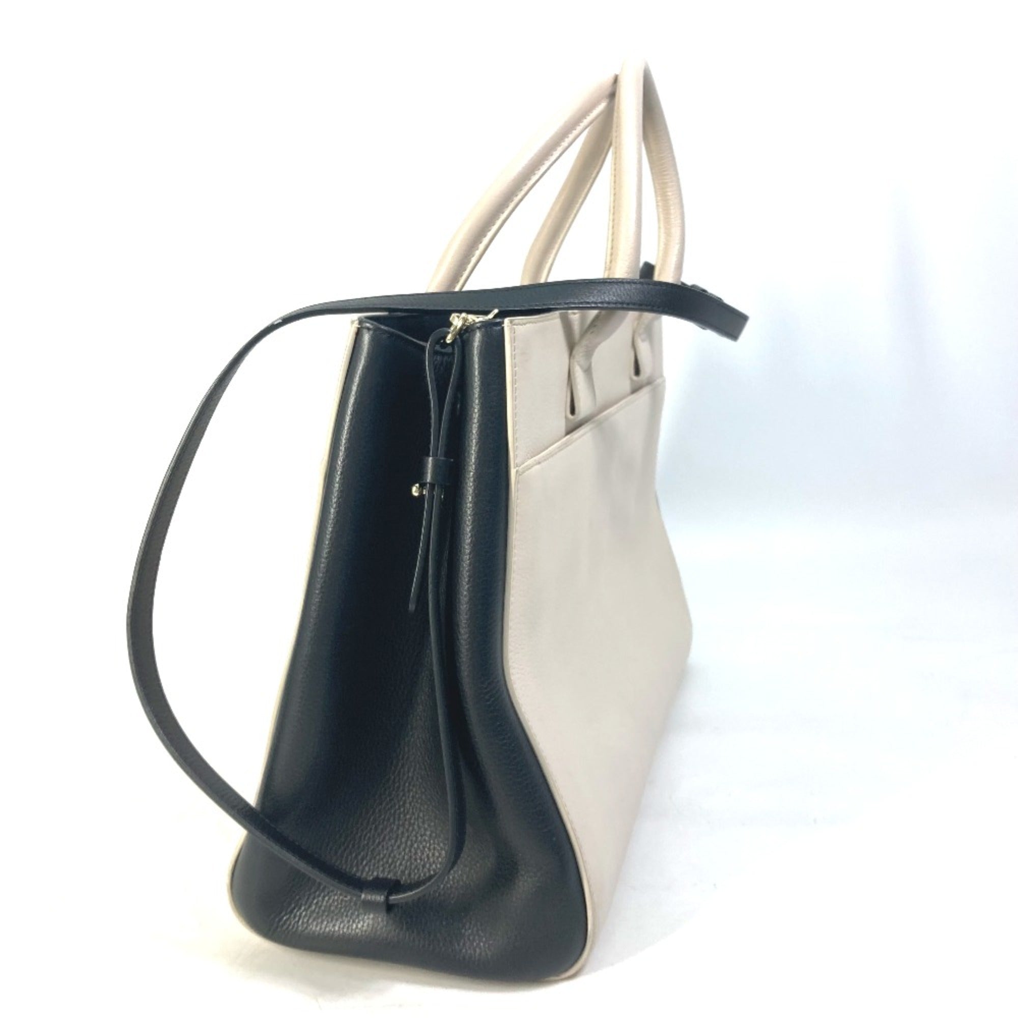 Chanel Beige Leather Handbag (Pre-Owned)