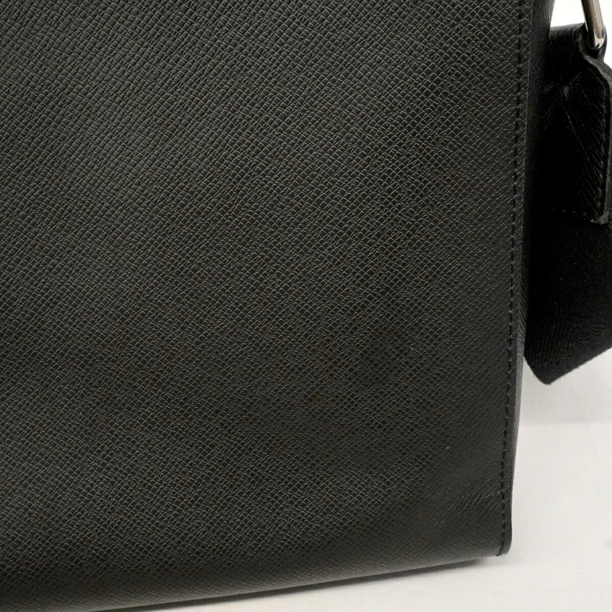 Louis Vuitton Black Shoulder Bag (Pre-Owned)