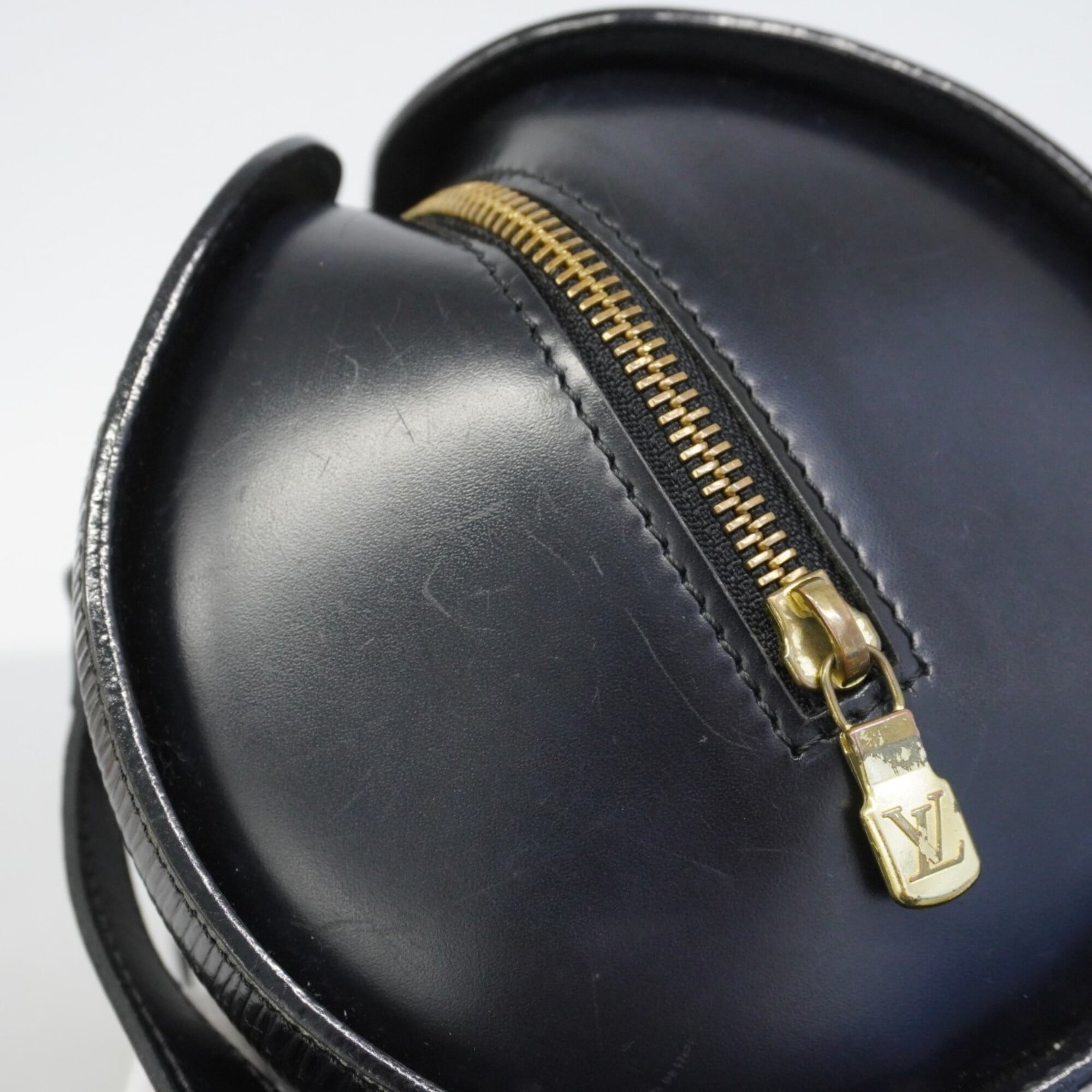 Louis Vuitton Noir Handbag (Pre-Owned)