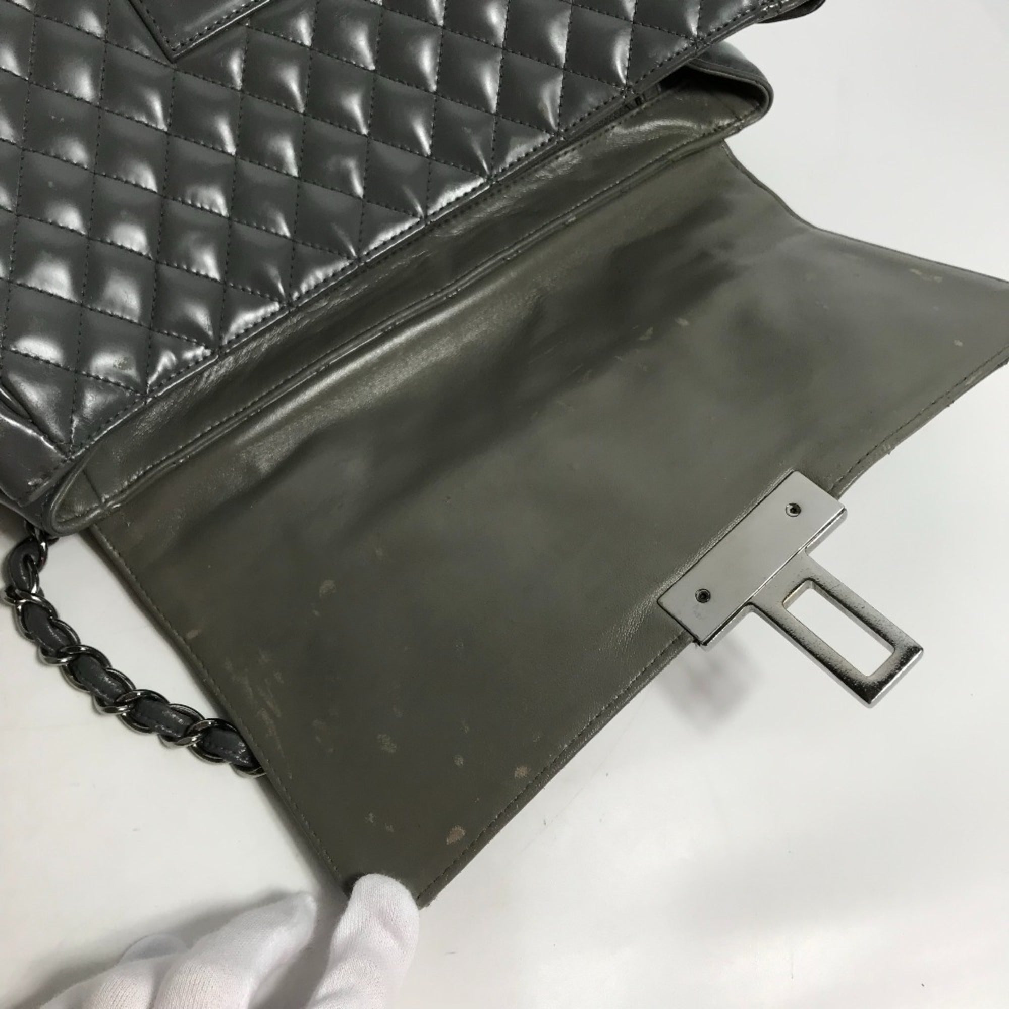 Chanel Gray Leather Handbag Shoulder Bag (Pre-Owned)