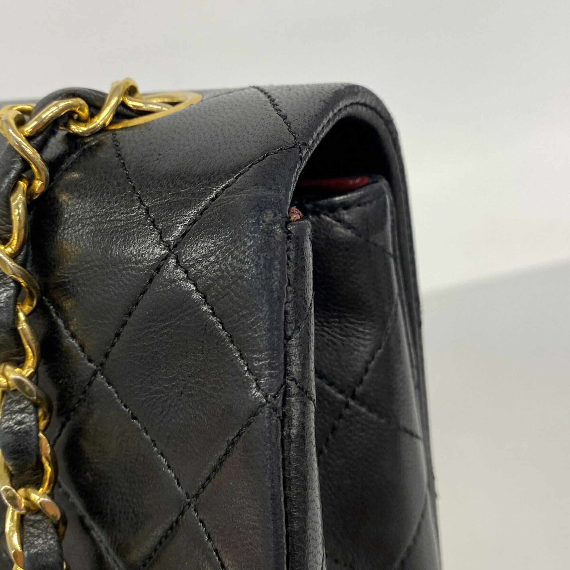 Chanel Black Leather Shoulder Bag (Pre-Owned)