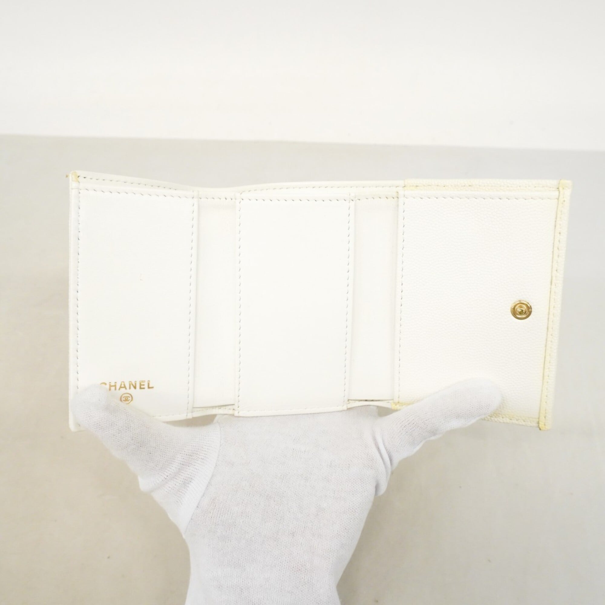 Chanel White Grained Calfskin Wallet (Tri-Fold) (Pre-Owned)