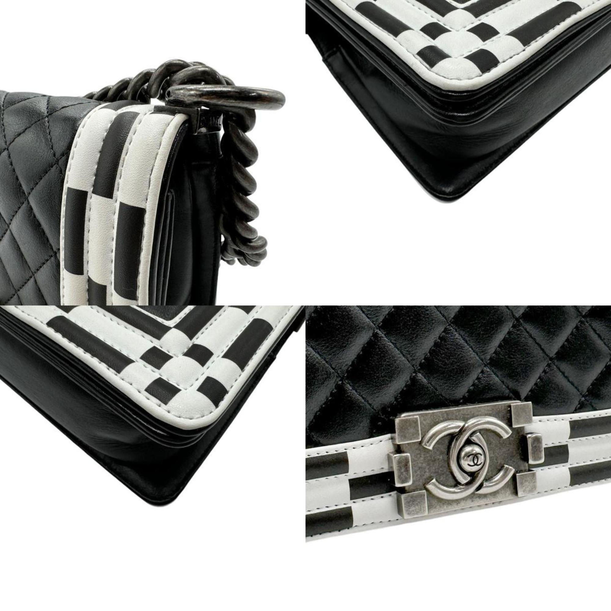 Chanel Black White Leather Shoulder Bag (Pre-Owned)