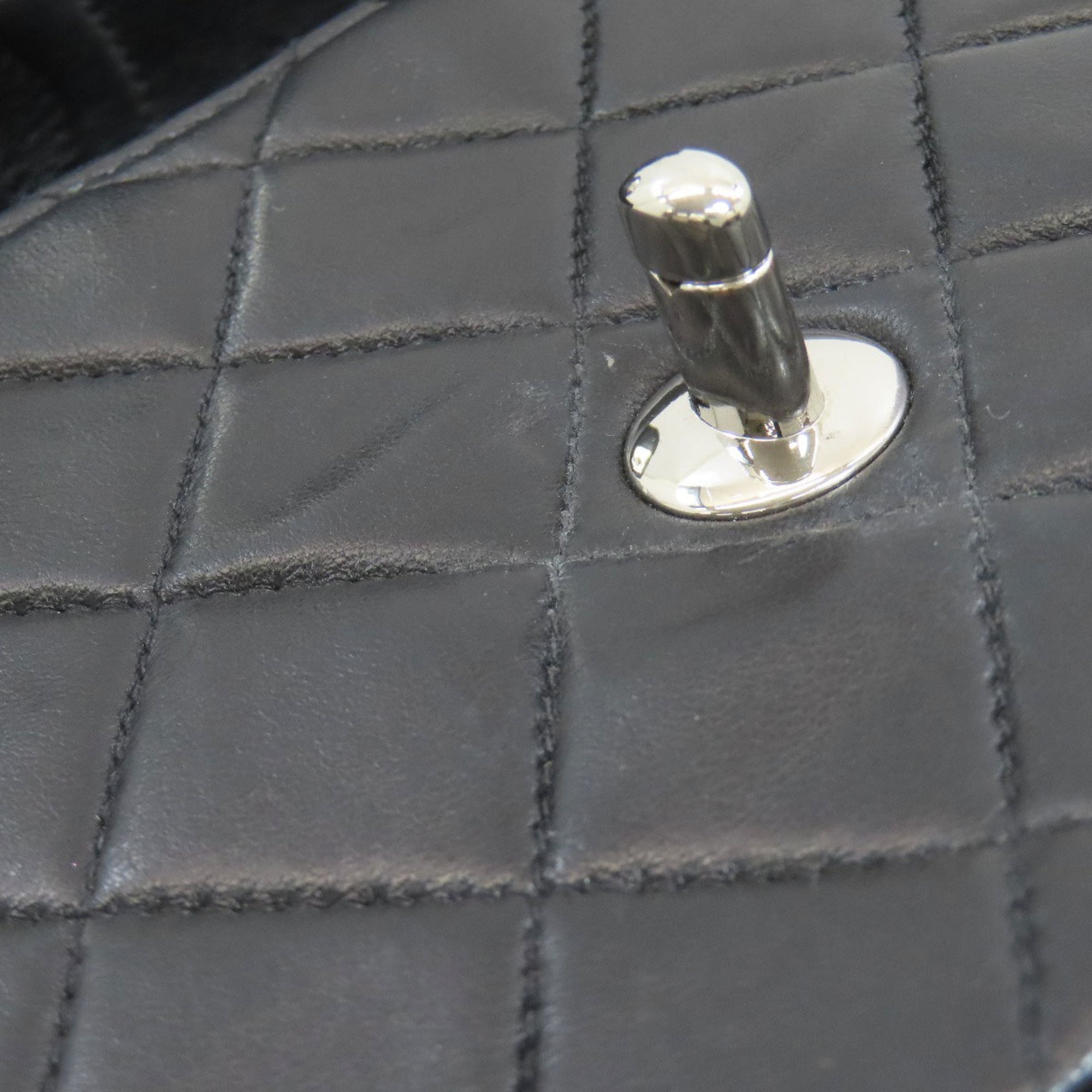 Chanel Black Leather Shoulder Bag (Pre-Owned)