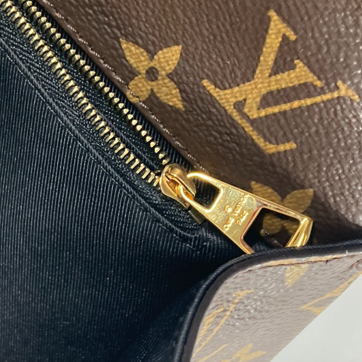 Louis Vuitton Black Brown Patent Leather Monogram Handbag (Pre-Owned)