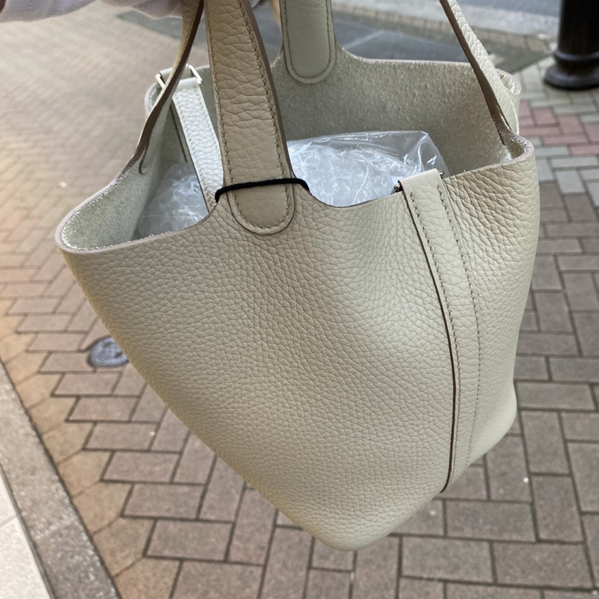 Hermes Ivory Leather Handbag (Pre-Owned)