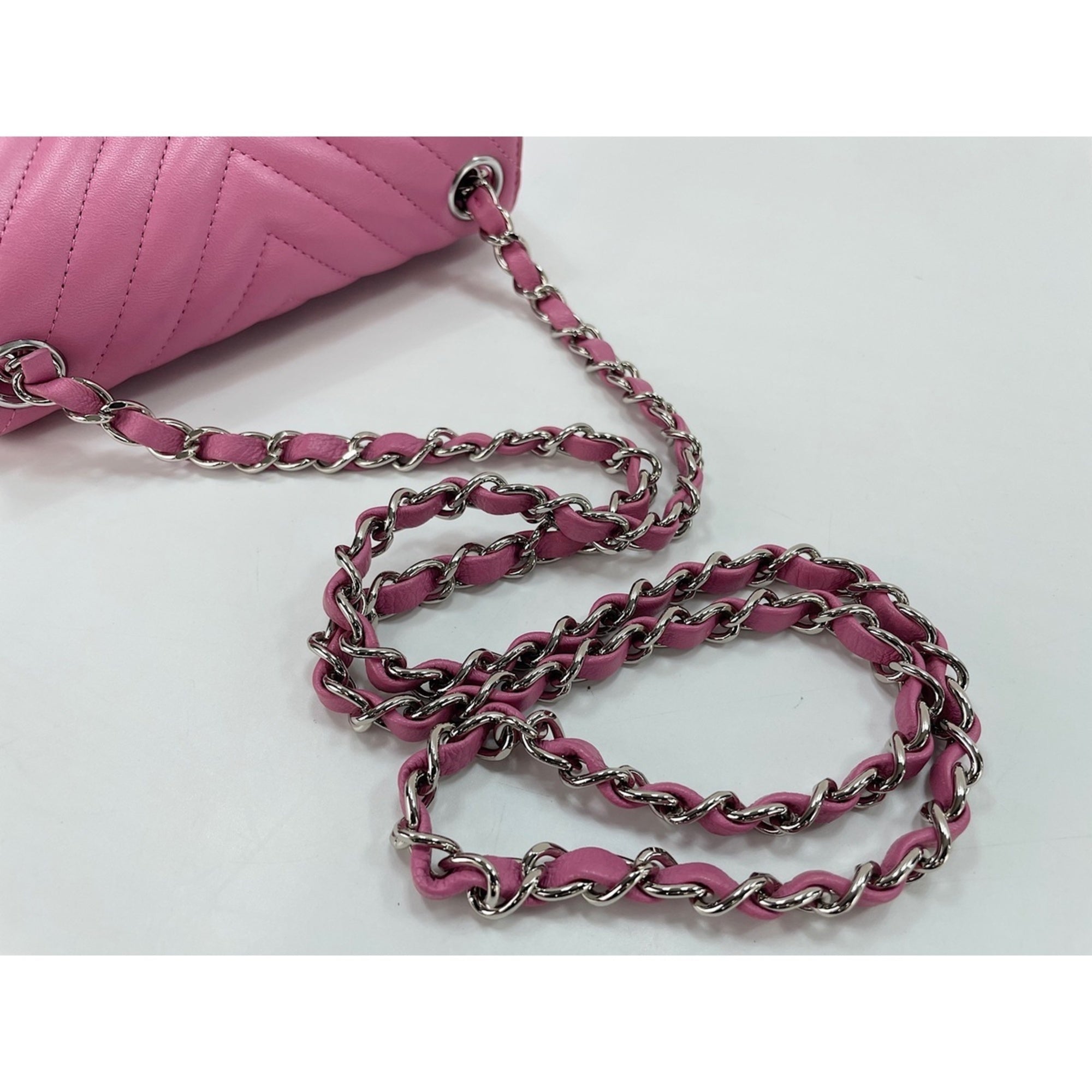 Chanel Pink Shoulder Bag (Pre-Owned)