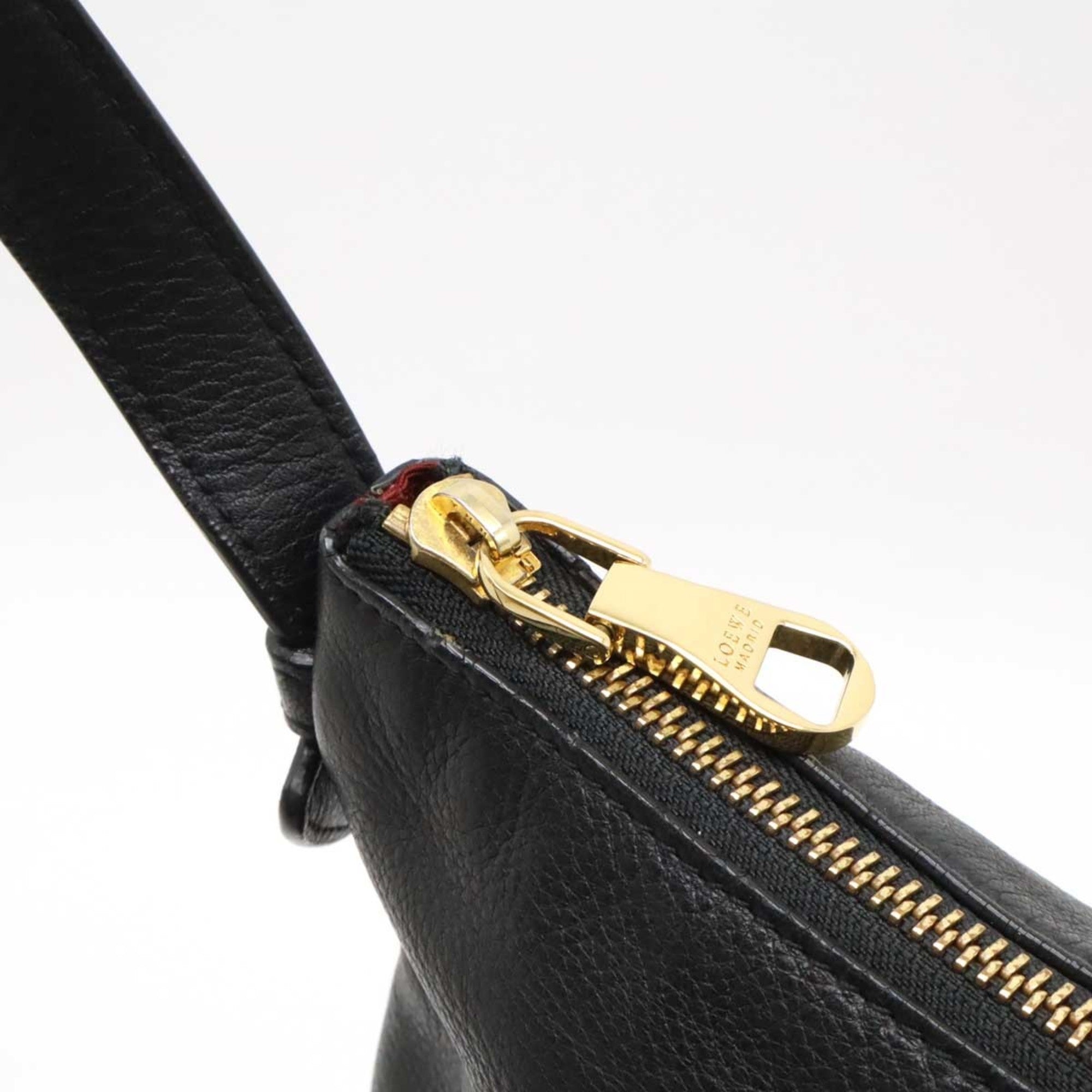 Loewe Black Leather Shoulder Bag (Pre-Owned)