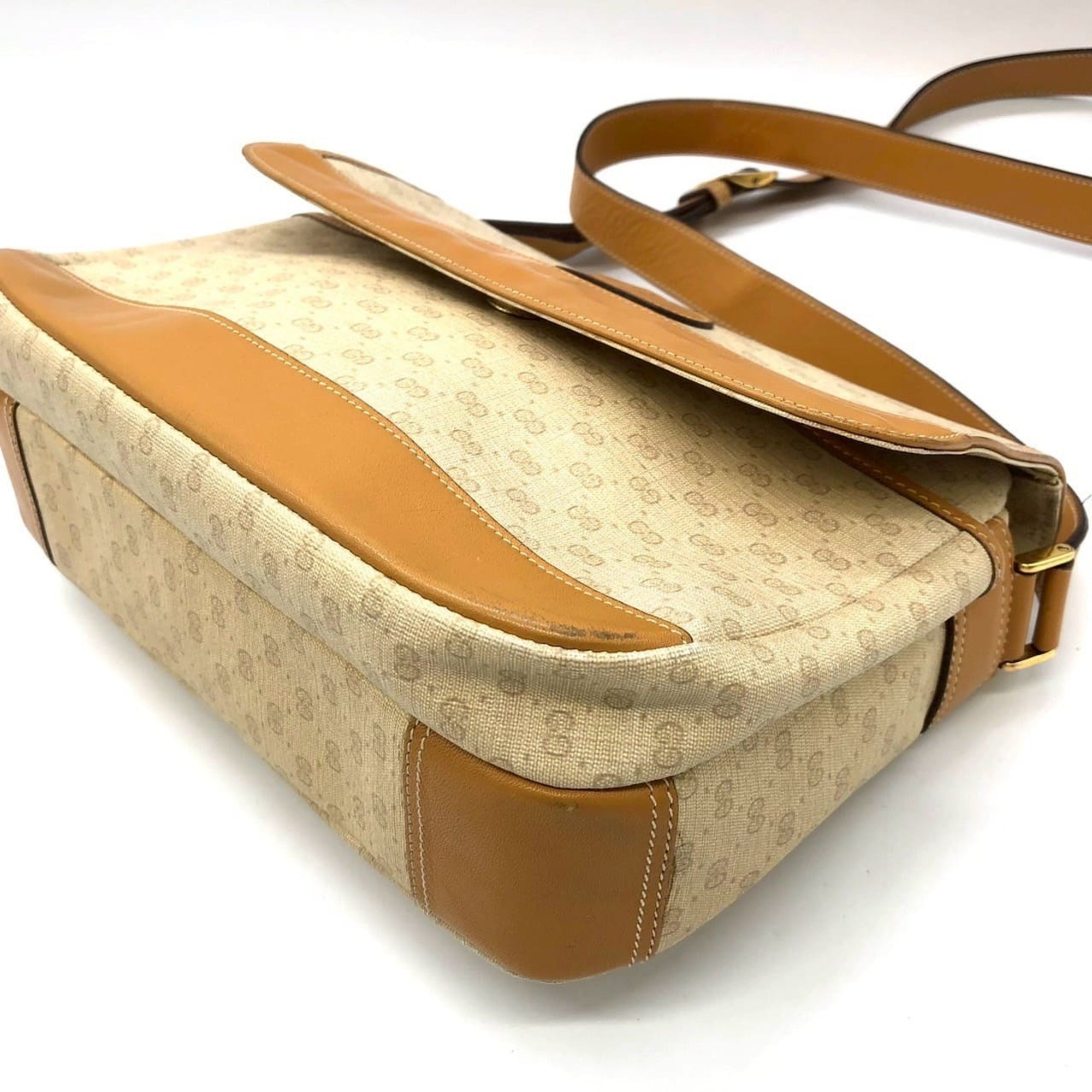 Gucci Off-White Micro Gg Leather Shoulder Bag (Pre-Owned)