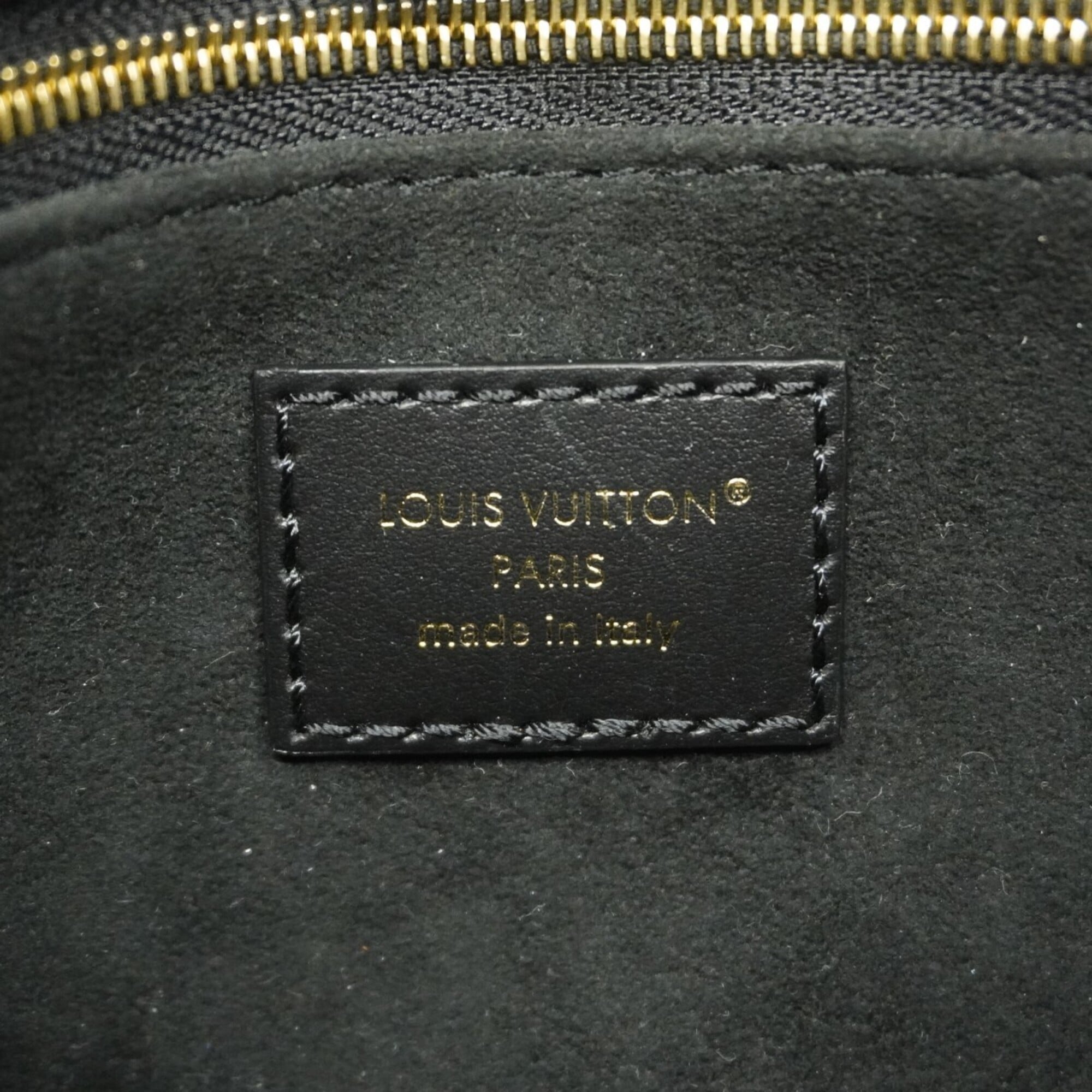 Louis Vuitton Noir Handbag (Pre-Owned)