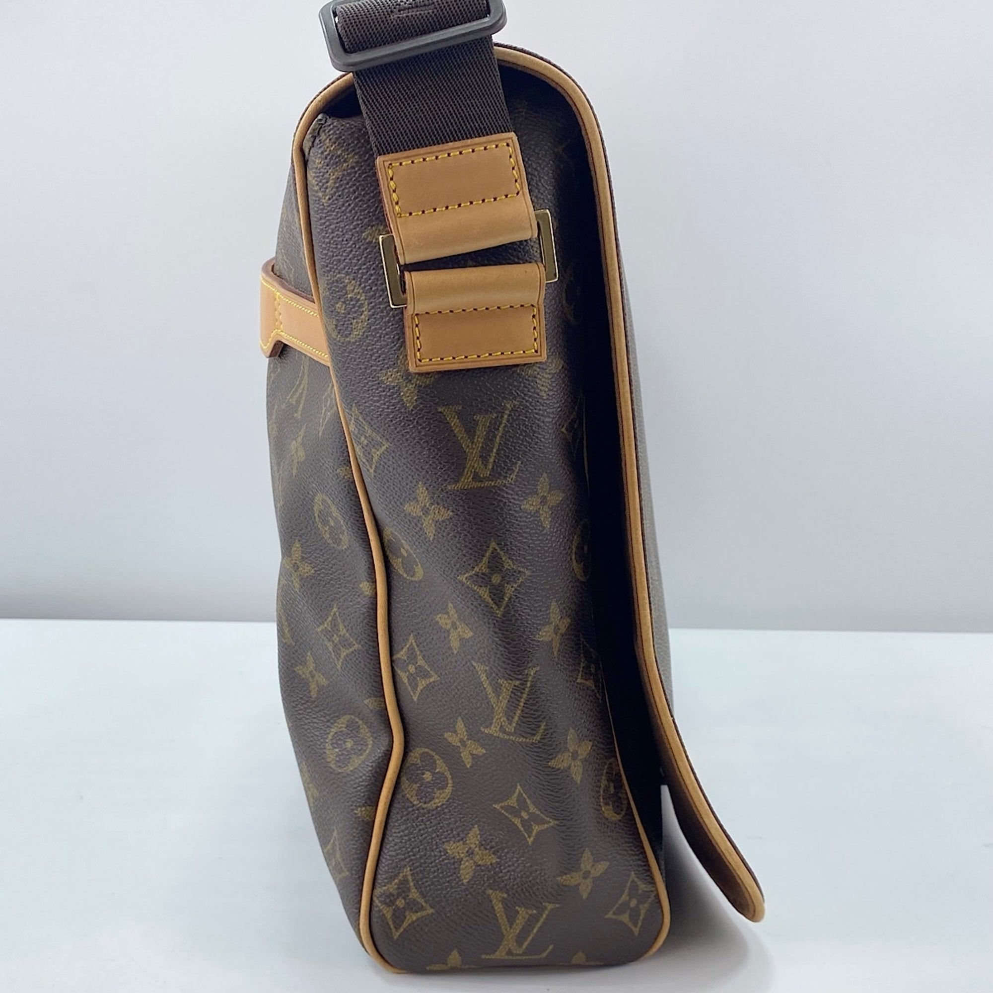 Louis Vuitton Brown Shoulder Bag (Pre-Owned)