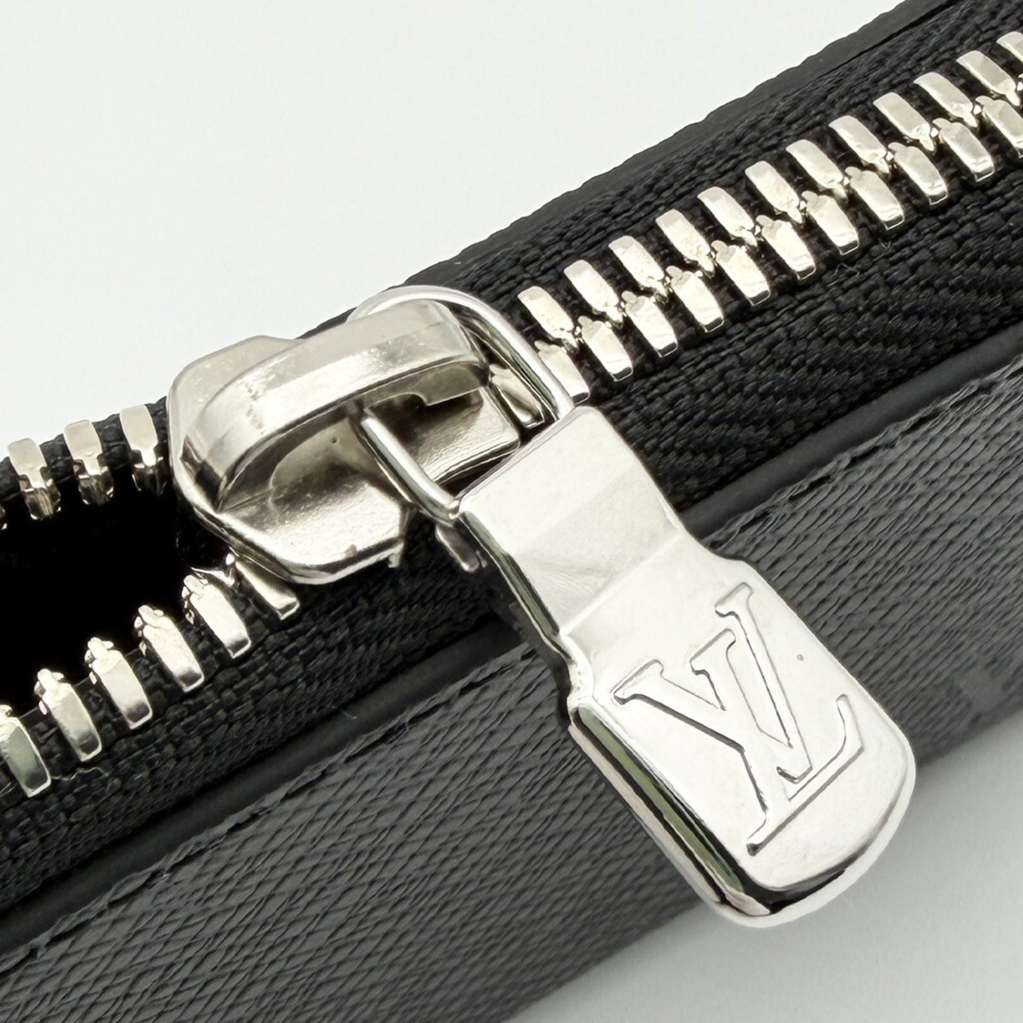 Louis Vuitton Noir Taiga Leather Leather Coin Purse/Coin Case (Pre-Owned)