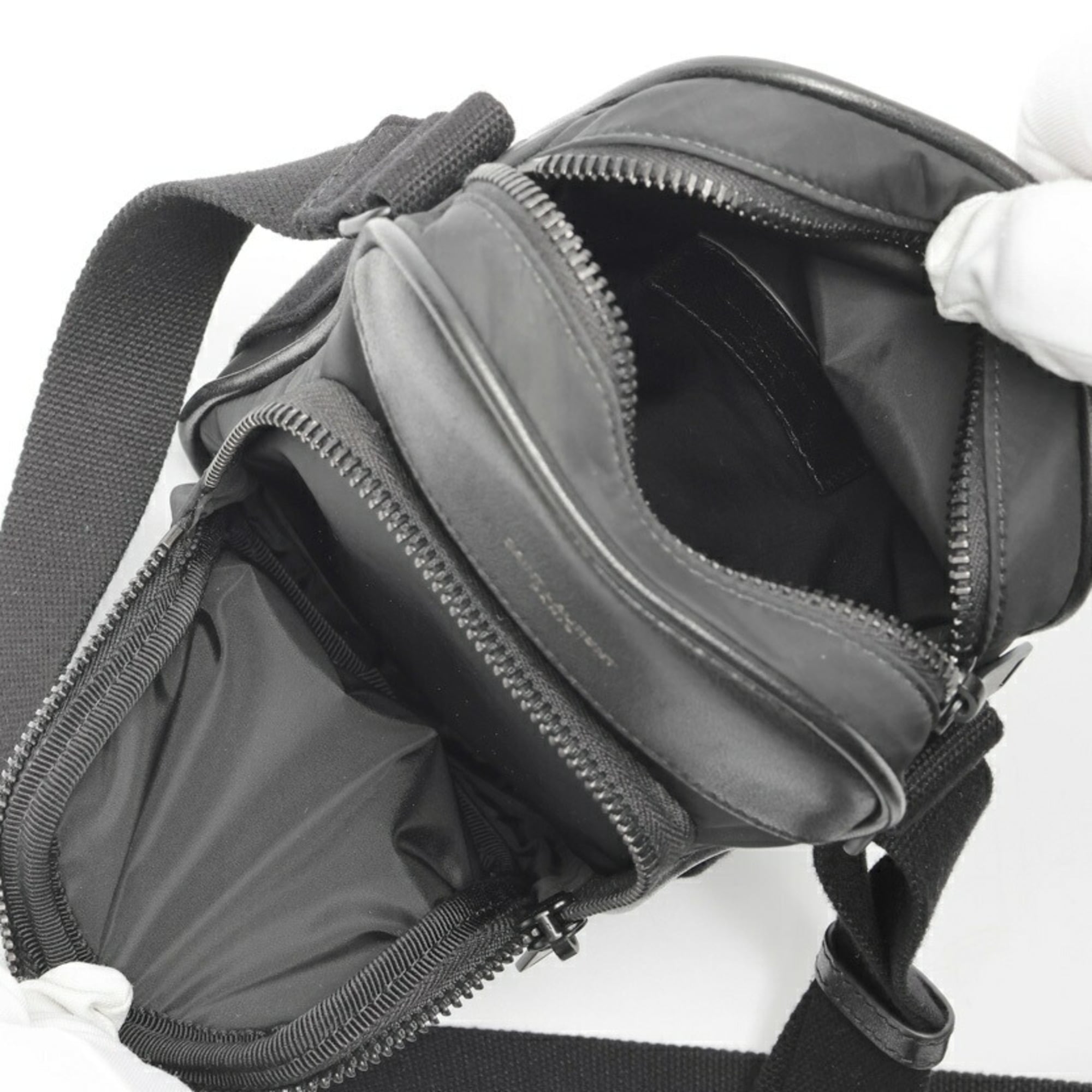 Saint Laurent Black Leather Shoulder Bag (Pre-Owned)
