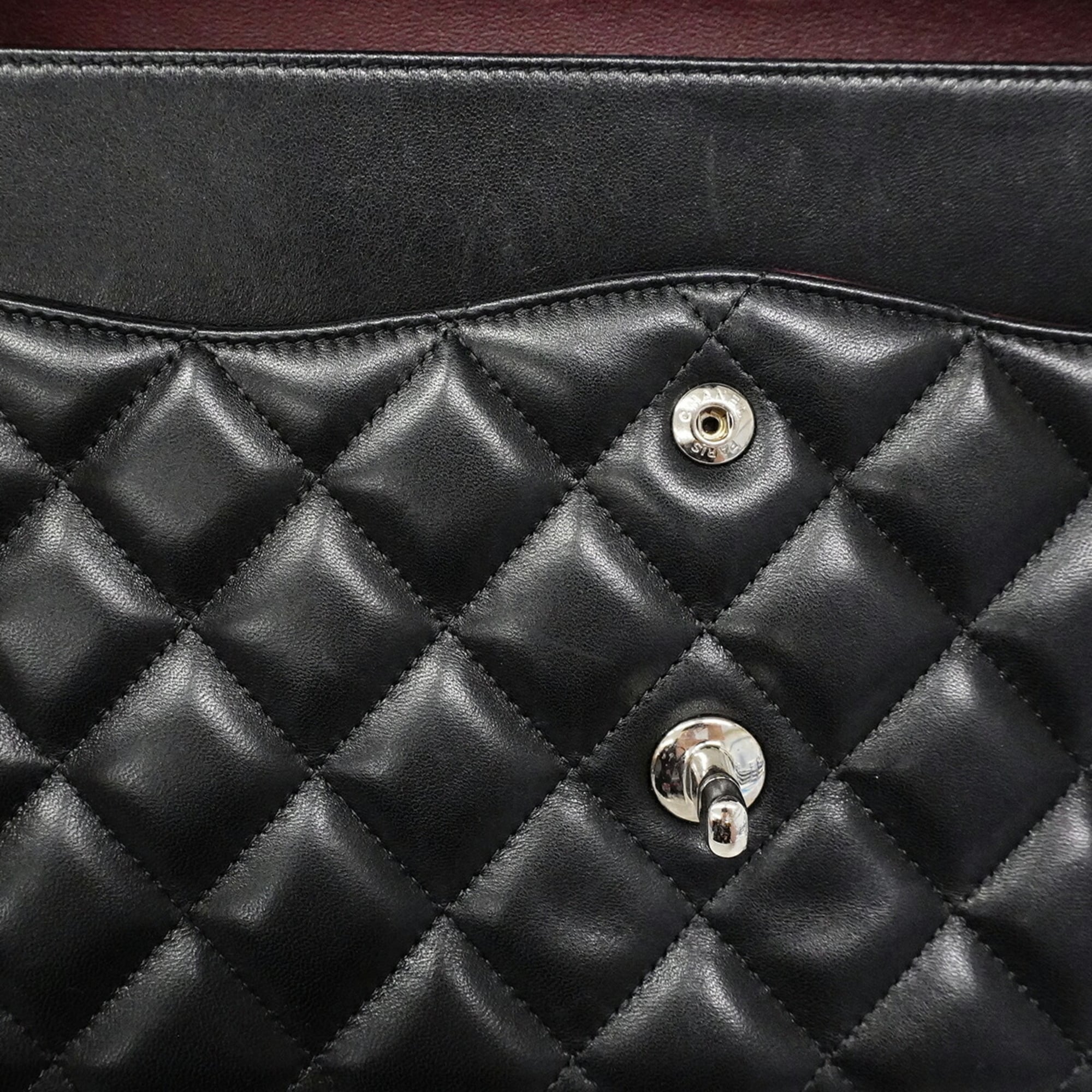 Chanel Black Leather Shoulder Bag (Pre-Owned)