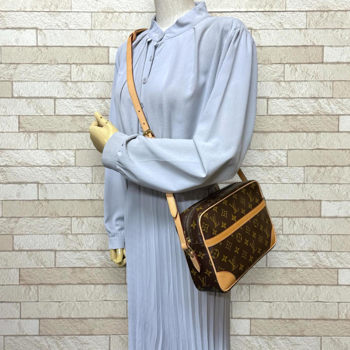 Louis Vuitton Brown Monogram Shoulder Bag (Pre-Owned)