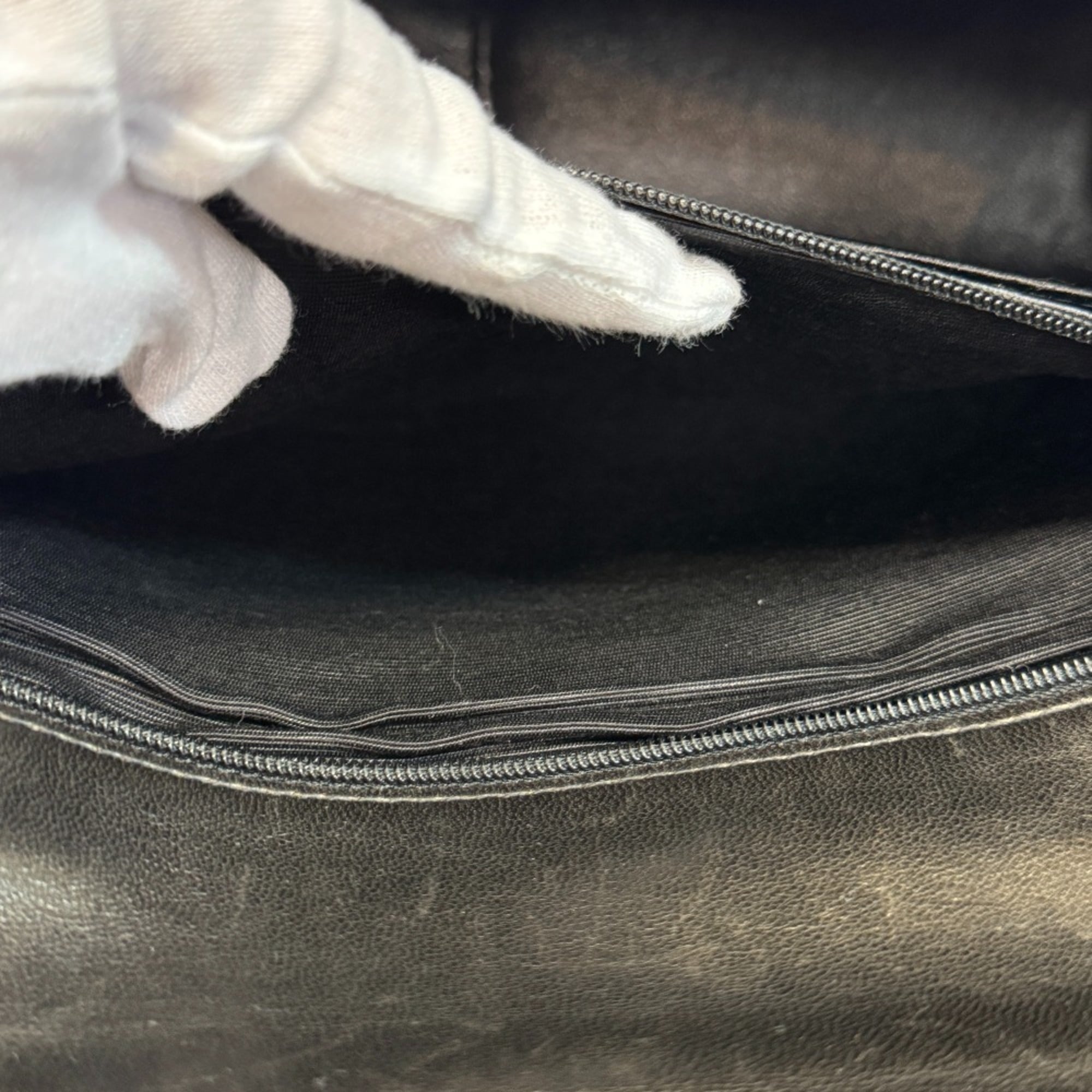 Chanel Black Leather Shoulder Bag (Pre-Owned)