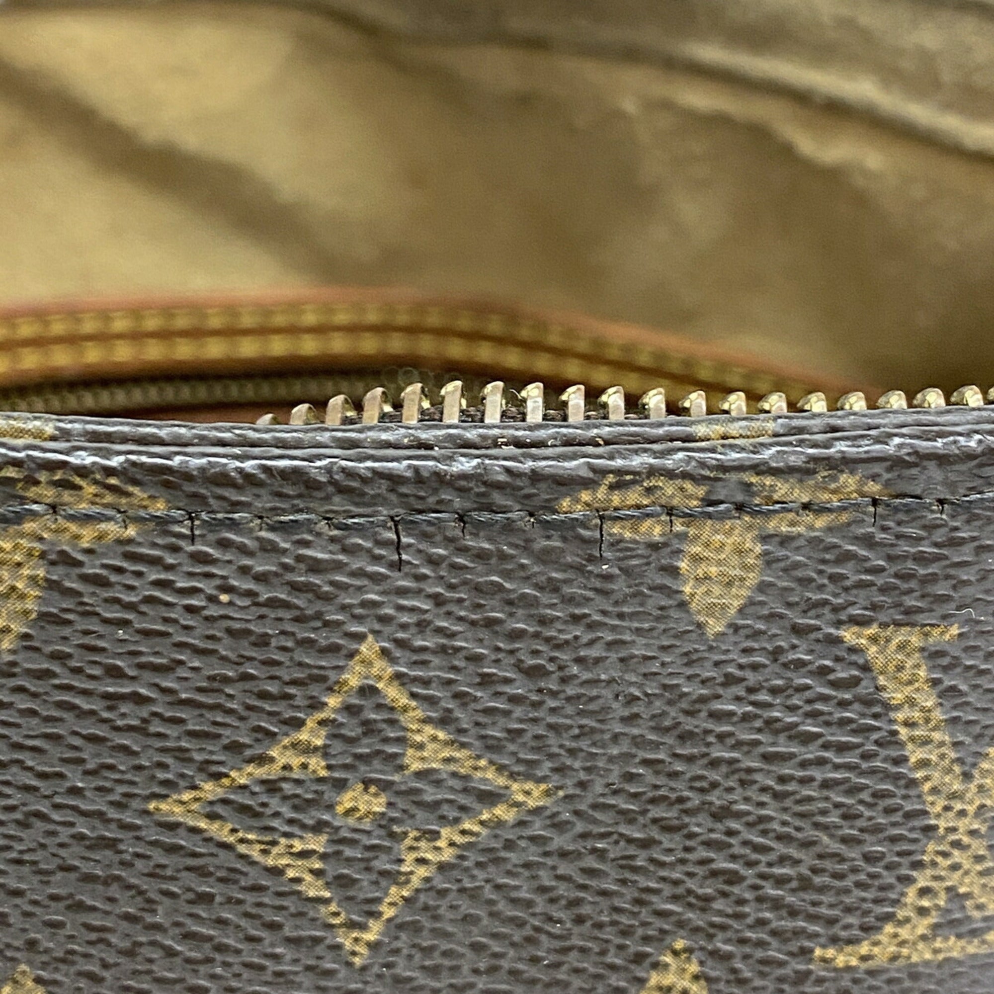 Louis Vuitton Brown Shoulder Bag (Pre-Owned)