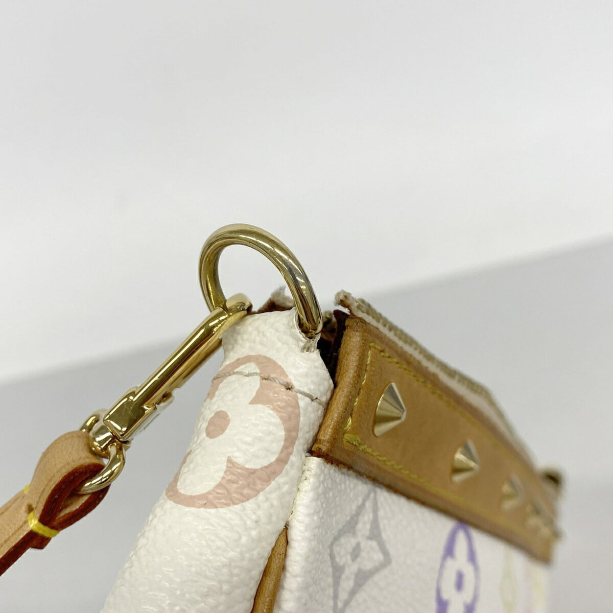 Louis Vuitton Blanc Pouch (Pre-Owned)