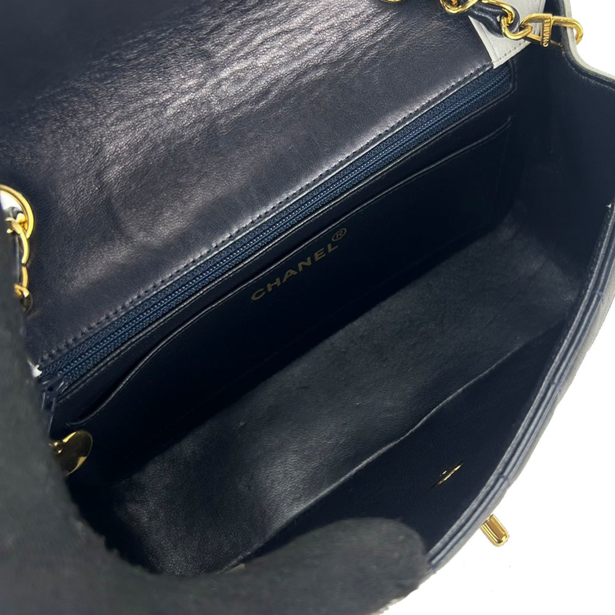 Chanel Navy White Leather Shoulder Bag (Pre-Owned)