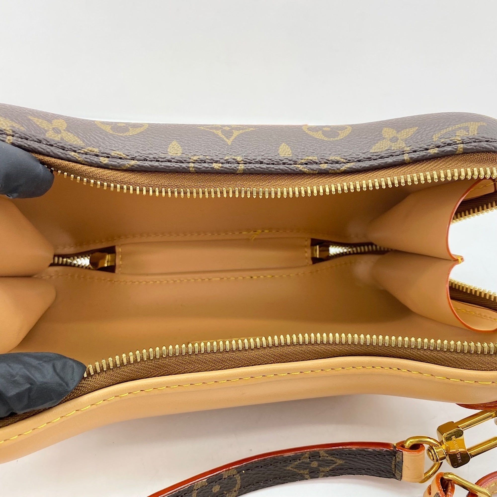 Louis Vuitton Brown Shoulder Bag (Pre-Owned)