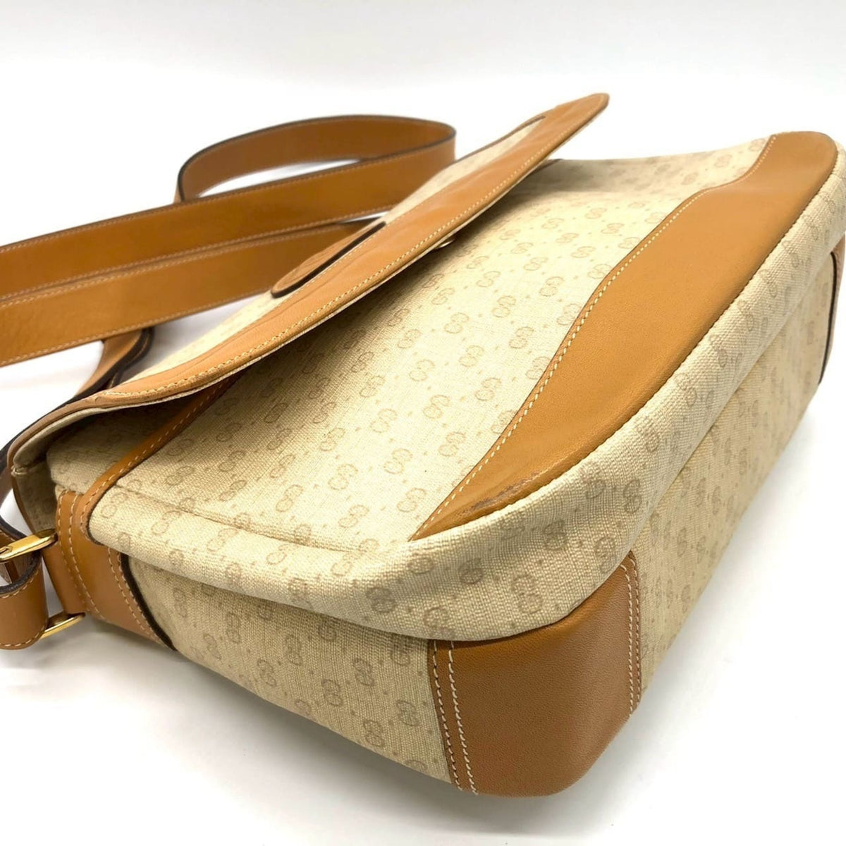 Gucci Off-White Micro Gg Leather Shoulder Bag (Pre-Owned)