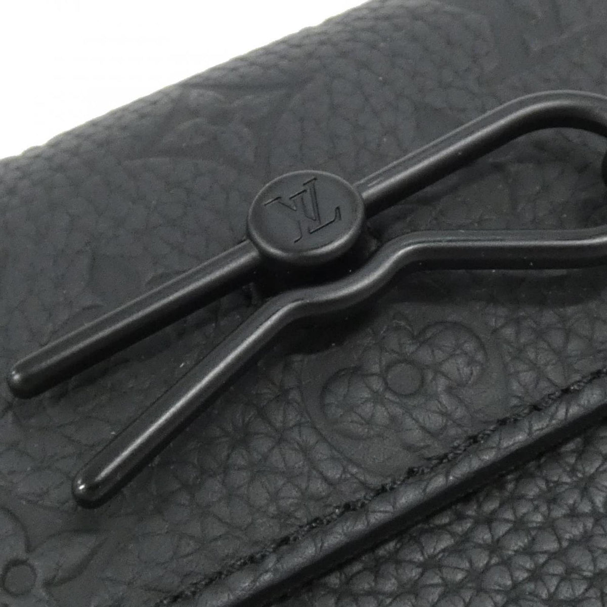 Louis Vuitton Black Leather Shoulder Bag (Pre-Owned)