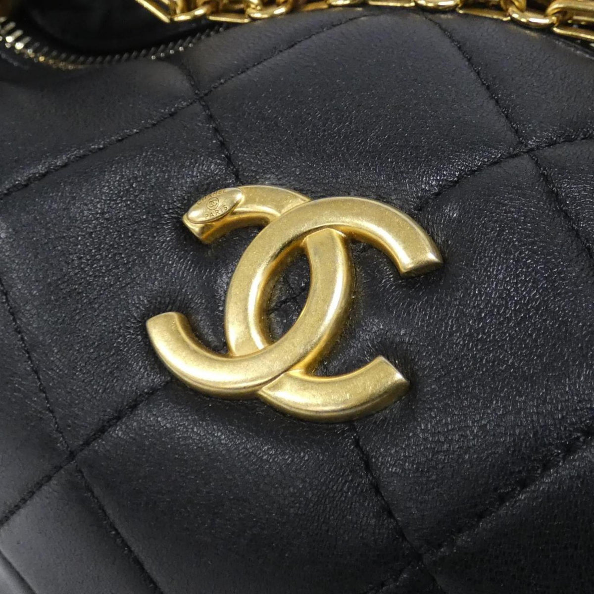 Chanel Black Leather Shoulder Bag (Pre-Owned)