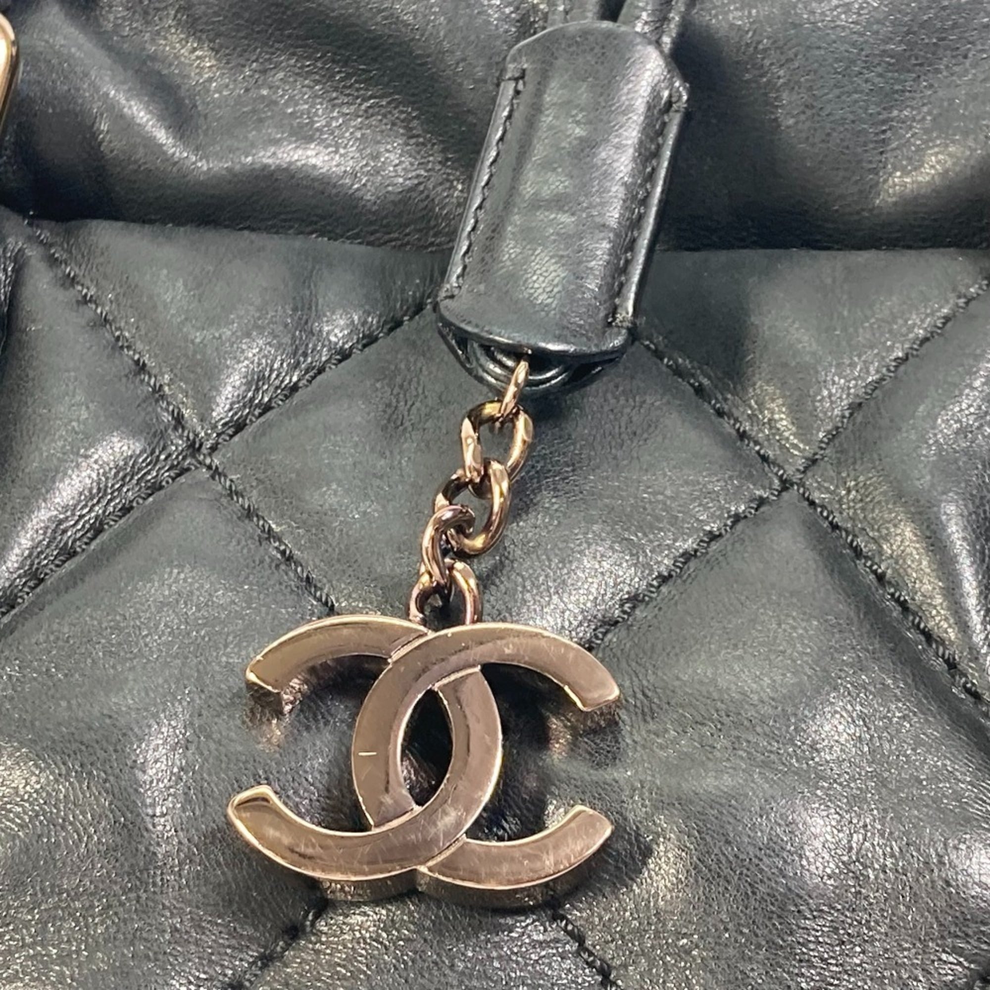 Chanel Black Leather Shoulder Bag (Pre-Owned)